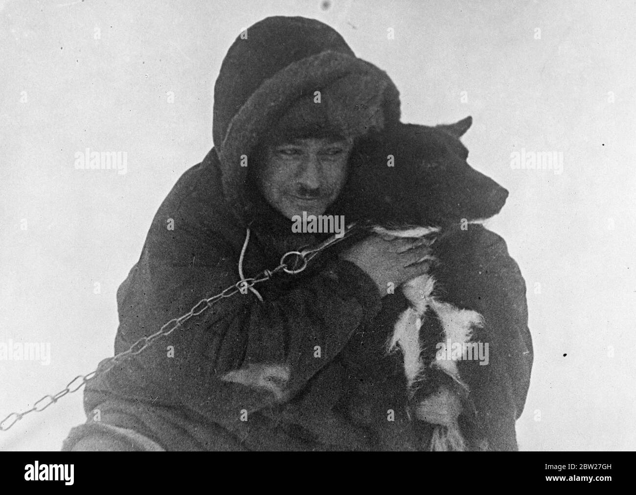 Diese Bilder, die ersten, die jemals am Nordpol gemacht wurden, wurden nach Moskau und von dort nach London geflogen. Der sowjetischen wissenschaftlichen Expedition unter Leitung von Professor Otto Schmidt ist es gelungen, sich auf einer Eisscholle in der gefrorenen Wildnis zu etablieren, aus der nun erstmals in der Geschichte wertvolle wissenschaftliche Informationen und regelmäßige Wetterberichte per Funk gesendet werden. Ivan Papanin, Anführer der vier auf der Eisscholle lebenden Männer, mit dem Hundefreund des Lagers. 28 Juni 1937 Stockfoto