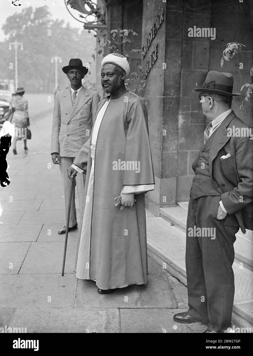 El Sayed Sir Abdel Ralman el Mahdi, ältester lebender Sohn des Mahdi, der vor 50 Jahren die von Kitchener zermalmte Revolte leitete, besucht London in Begleitung seiner beiden Neffen und Enkel. Dieser Mahdi ist ein Ritter Kommandant des Ordens des Britischen Imperiums und ein Begleiter des Royal Victoria Ordens. 15 Juli 1937. Stockfoto
