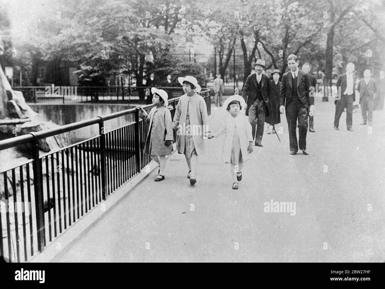 Die japanischen Prinzessinnen besuchen einen Zoo. Prinzessin Yori [Atsuko Ikeda] (rechts), Prinzessin Teru [Shigeko Higashikuni] und Prinzessin Taka [Kazuko Takatsukasa], die Töchter des japanischen Kaisers [Hirohito, Kaiser Showa], [Schwestern des zukünftigen Kaisers Akihito], die zusammen mit dem Regisseur Michikazu Koga durch den Ueno Zoo in Tokio reisen. Juli 1937 Stockfoto