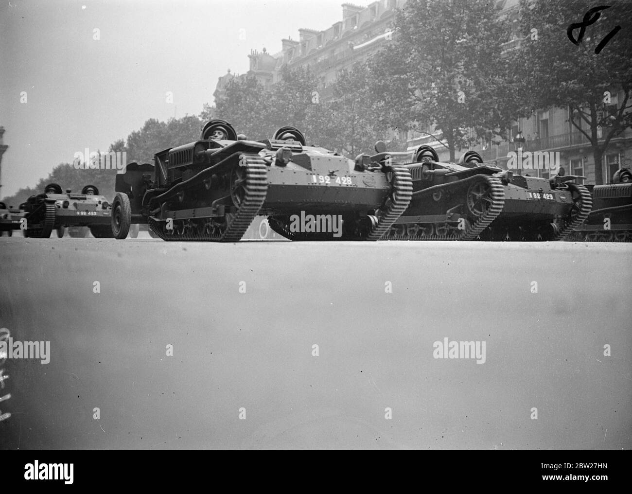 Militärpanzer säumen die Straßen von Paris, um den 148. Jahrestag des Falls der Bastille zu gedenken in der französischen Revolution durchzogen eine Million Arbeiter Paris in der Juli-Demonstration. 14 Juli 1937. Stockfoto