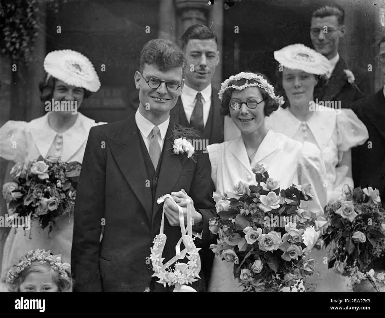 Zwei Familien, die in der Wanderwelt berühmt waren, waren vereint, als Frederick John Redman, Inhaber des 10 Meilen-Weltrekordes, mit Miss Kathleen Avis Whitlock, der Schwester des Olympiasiegers H. H. Whitlock, verheiratet wurde. Die Braut und der Bräutigam nach ihrer Hochzeit in der St. John's Church, Algernon Road, Hendon. 27 Juni 1937 Stockfoto