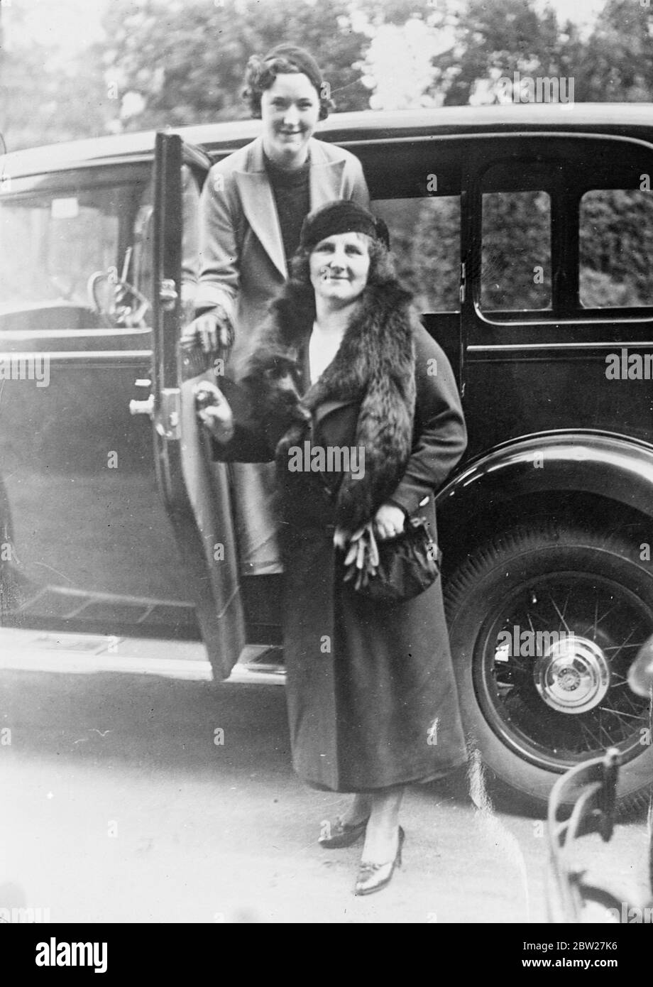 Frau J a Lyon (im Vordergrund) und ihre Schwester Mabel. Stockfoto