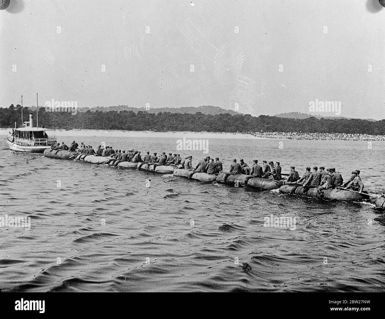 Eine Thames-Barge-Idee, die von deutschen Truppen angenommen wurde, um Landeoperationen aus einer langen Reihe von pneumatischen Flößen durchzuführen, die von einem Dampfer bei Ahlbeck an der Ostseeküste Deutschlands geschleppt wurden. 30 Juni 1937 Stockfoto