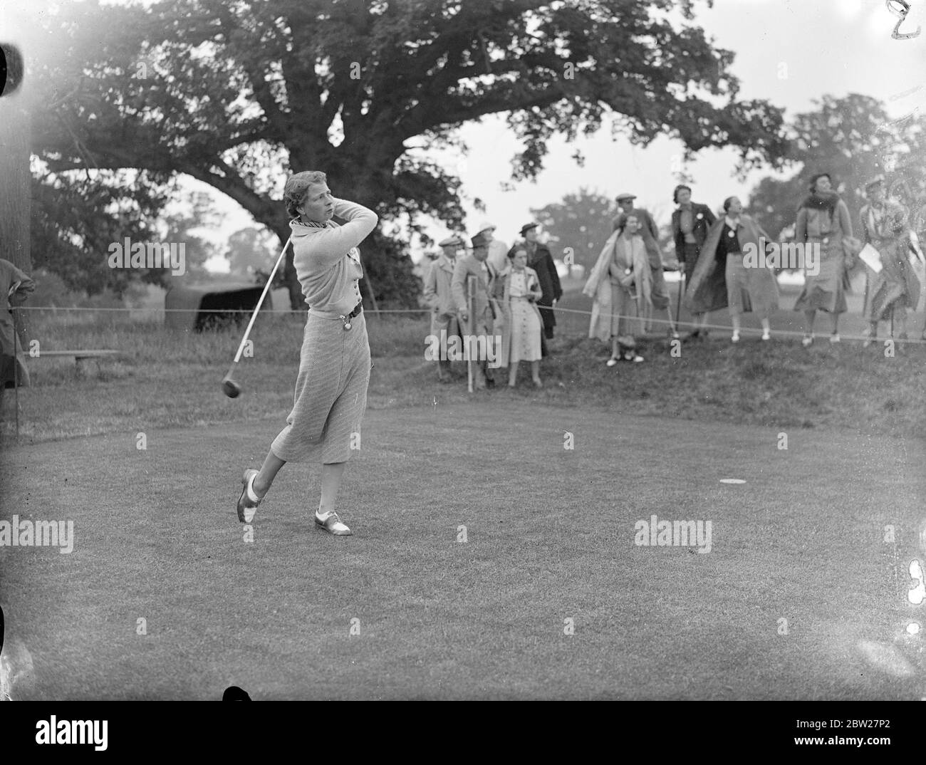 Miss K. Garnham fährt vom dritten Abschlag. Sie spielt in einem der Vierer mit Henry Cotton gegen J. J. F. Pennick und L. G. Crawley. Sie spielen im Krönungsspiel der englischen Golf Union, in dem 20 führende Amateure gegen 10 Golferinnen und 10 Profis spielen. Der Wettbewerb findet im Moor Park Club, Rickmansworth statt und die Proceedings werden dem King George V National Memorial Fund gewidmet sein. 18 Juni 1937 Stockfoto