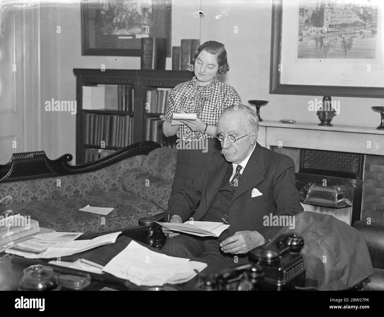 Sir Henry Lunn, bekannt als Geschäftsmann, Missionar, Lehrer, Autor und Politiker, feiert seine goldene Hochzeit in London. Er wurde am 12. Juli 1887 mit Ethel verheiratet, der ältesten Tochter des verstorbenen Canon Moore, Rektor von Middleton, Grafschaft Cork. Sir Henry Lunn diktierte Briefe in seinem Büro, wo er seine goldene Hochzeit feierte, indem er wie gewohnt arbeitete. 12 Juli 1937 Stockfoto
