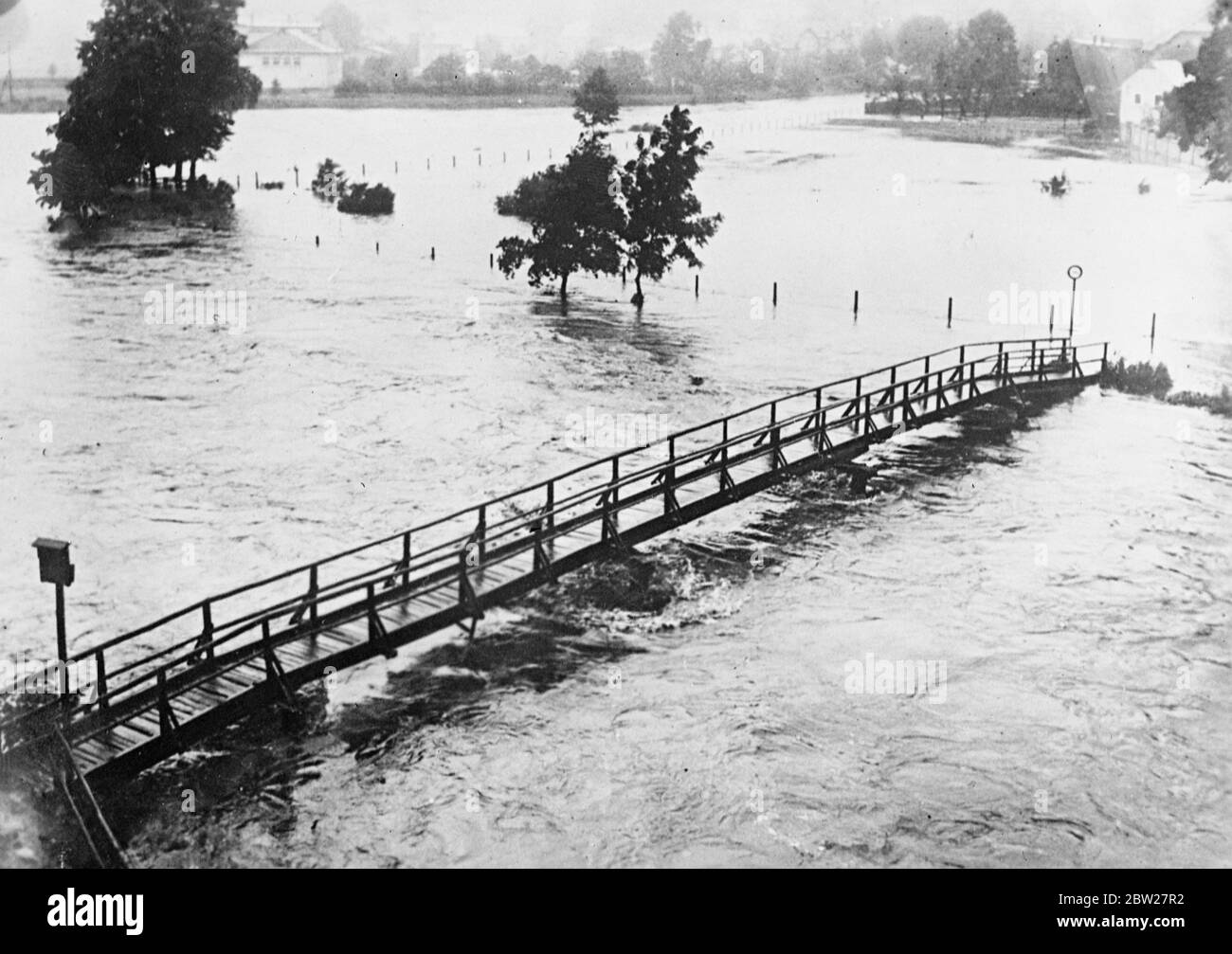 Die Flüsse Zschopau und Floha haben an ihrem Zusammenfluss ein großes Gebiet im Erzgebirge überflutet. Sturmtruppen und Feuerwehrleute wurden gerufen, um im Kampf gegen Überschwemmungen zu helfen. 14 Juli 1937 Stockfoto
