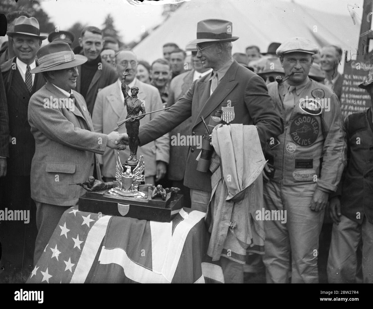 Großbritannien behält den Pershing Cup, indem es das amerikanische Kleingewehr-Team in Bisley, Surrey, besiegt. Das Spiel war das erste, das seit General Pershing 1931 den Cup überreichte, als Großbritannien die Trophäe gewann. Major Sutton, Kapitän der englischen Mannschaft (links), wird von K. N. Moor, dem Führer der amerikanischen Mannschaft, gratuliert. 10 Juli 1937 Stockfoto