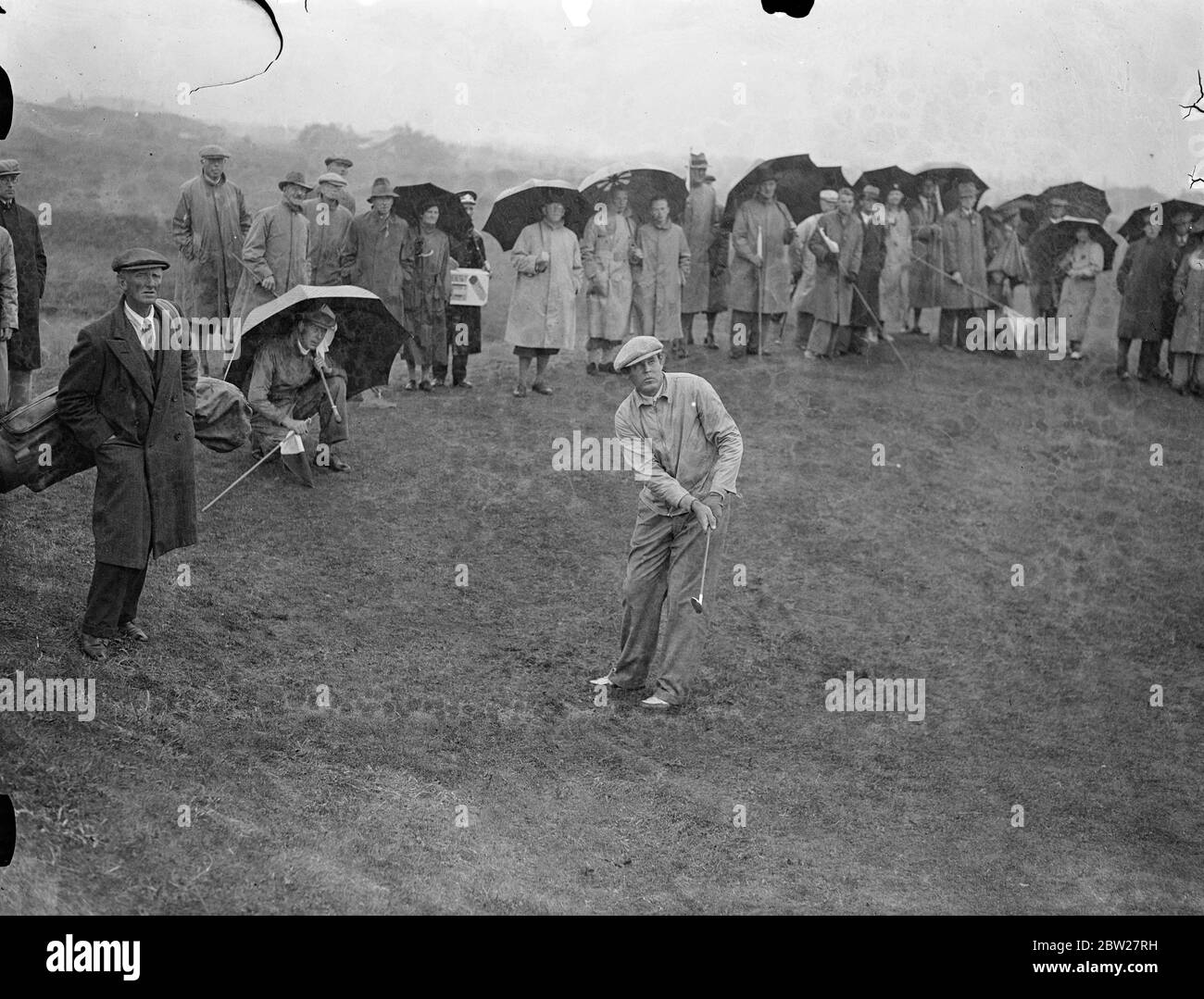 Amerika besiegte Großbritannien mit 8:4 in den Ryder Cup-Spielen über den Ainsdale Course in Southport, Lancashire, und behielt die Trophäe. Ralph Guldahl von American fährt in seinem Spiel gegen A. H. Padgham ab. Er war am besten Padgham 8 und 7. Die Menschenmassen unter Sonnenschirmen geschützt. 30 Juni 1937 Stockfoto