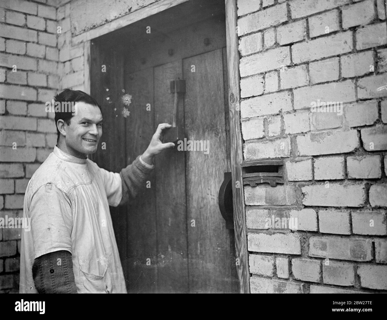 London hat noch einen Handtopftoper. Ronald Czilinsky, einer der letzten professionellen Handtopflasterer im Londoner Stadtteil, arbeitete in einem Haus, das er für sich und seine Familie in Harrow Weald, Middlesex, gebaut hat. Herr Czilinsky, der sowohl Designer als auch Töpfer ist, hat seine eigenen Öfen, Töpferräder und Hausmöbel gemacht. Er hat sein Esszimmer in ein Studio umgewandelt. Trotz der Massenproduktion sagt Czilinsky, dass es immer noch einen begrenzten Markt für Handkeramik gibt, und er behauptet, dass es einen Stil und eine Ausführung hat, die andere Methoden nicht geben können. Er ist der Meinung, dass Männer bessere Töpfer als Frauen machen. Für Stockfoto