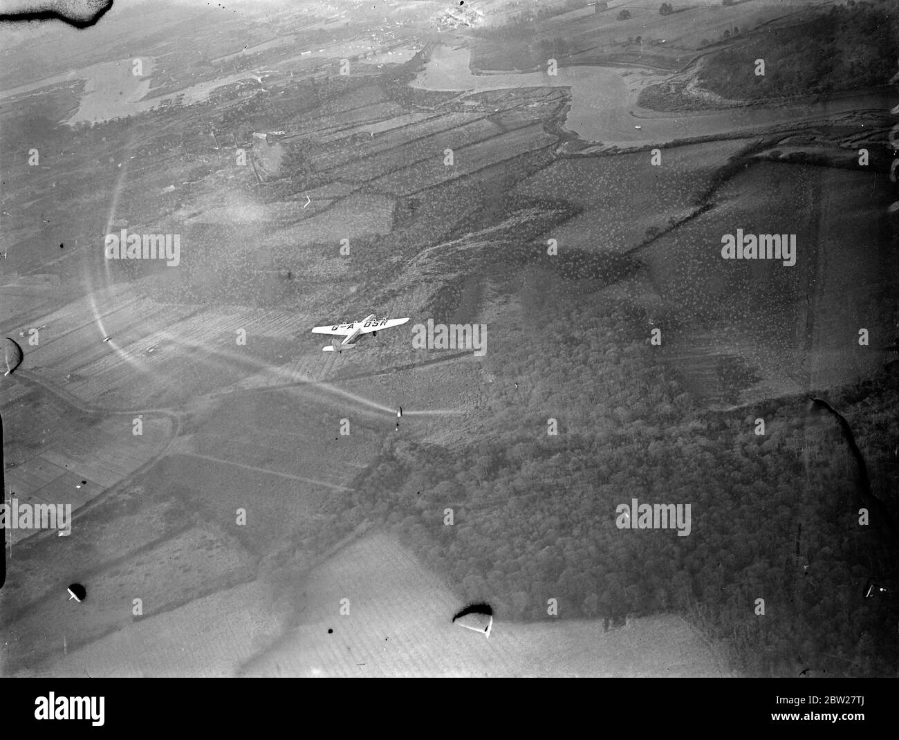Großbritanniens größtes Passagierflugzeug macht ersten Testflug in Hamble. Fliegen mit 150 Meilen pro Stunde. Großbritanniens größtes Passagierflugzeug, die Armstrong Whitworth Ensign (G-ADSR), die erste der 20 t Ensign Klasse, machte ihren ersten Testflug in Hamble, Hampshire. Mit Flug LT C K Turner Hughes als Pilot machte das riesige Flugzeug eine Reihe von Steuerungstests und hob dann ab. Die Pilotin sagt, sie handle wunderbar und sei wunderschön ruhig. Der Liner mit Sitzplätzen für 42 Personen wird von vier Motoren mit insgesamt 3400 ps angetrieben. Foto zeigt das riesige Passagierflugzeug in-Flight 24 Januar 1938. Stockfoto
