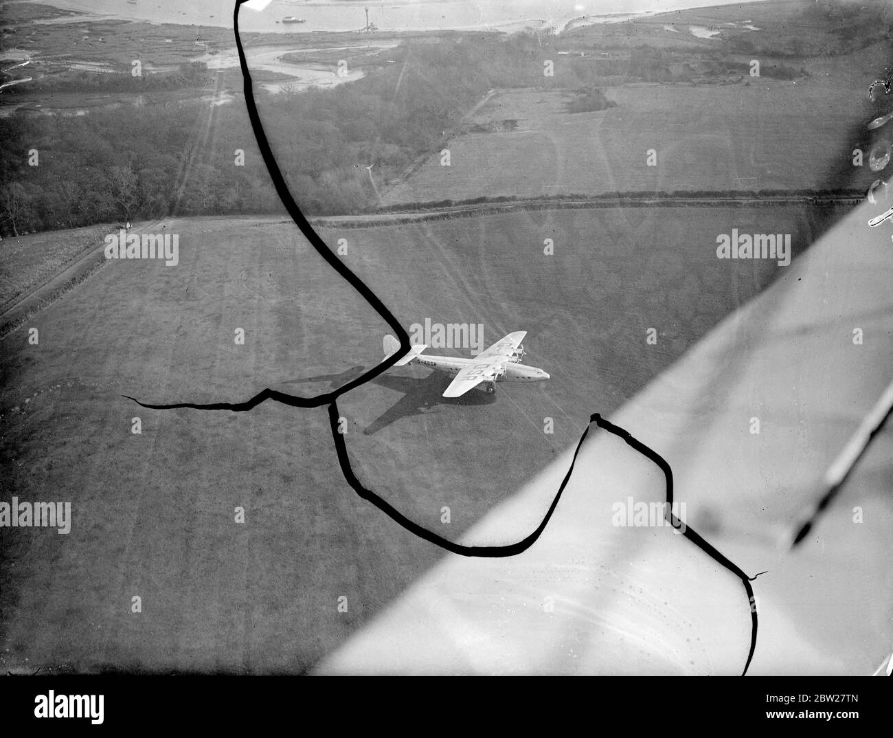 Großbritanniens größtes Passagierflugzeug macht ersten Testflug in Hamble. Fliegen mit 150 Meilen pro Stunde. Großbritanniens größtes Passagierflugzeug, die Armstrong Whitworth Ensign (G-ADSR), die erste der 20 t Ensign Klasse, machte ihren ersten Testflug in Hamble, Hampshire. Mit Flug LT C K Turner Hughes als Pilot machte das riesige Flugzeug eine Reihe von Steuerungstests und hob dann ab. Die Pilotin sagt, sie handle wunderbar und sei wunderschön ruhig. Der Liner mit Sitzplätzen für 42 Personen wird von vier Motoren mit insgesamt 3400 ps angetrieben. Foto zeigt den riesigen Passagierflugzeug Caster flach, wie sie aus Hamble, Hampshire abhebt. Stockfoto