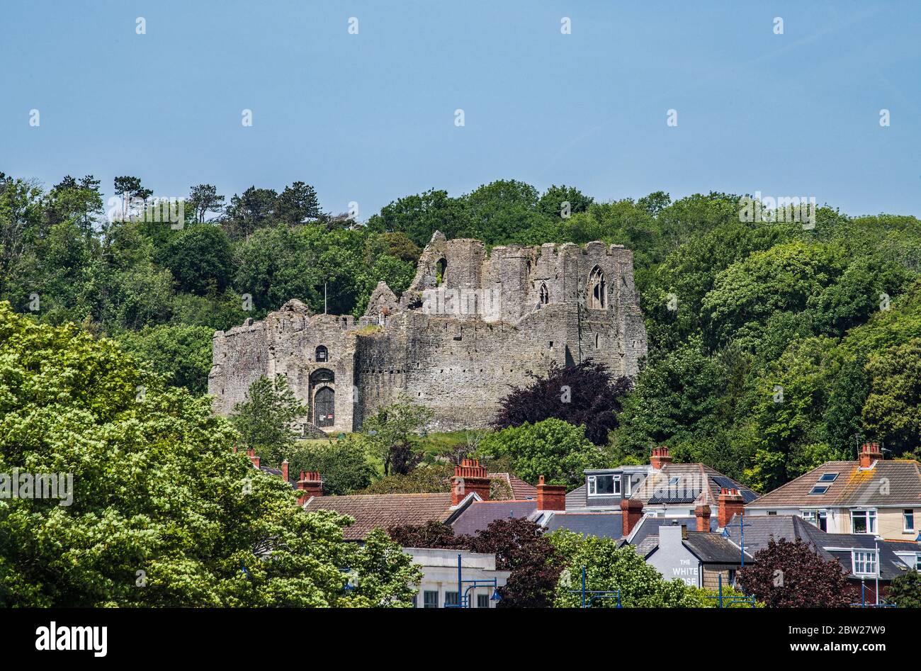 Oystermouth Castle oberhalb des Dorfes Oystermouth in Swansea Bay, kurz vor dem Küstendorf Mumbles.Mai, Frühling, Frühling, Stockfoto