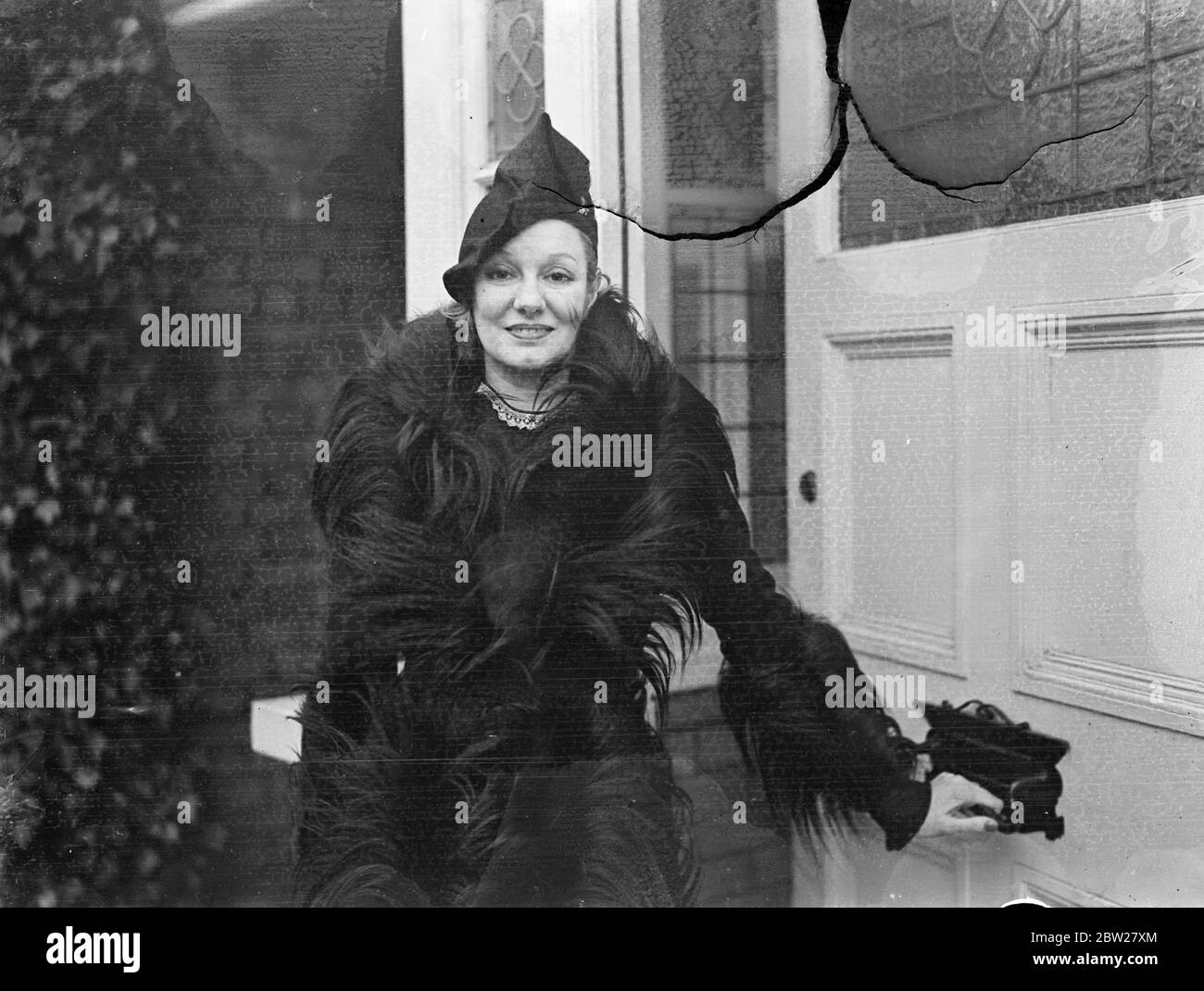 Marion Harris , Kabarettsängerin, geht nach Windsor für Konkursverfahren. Miss Marion Harris, die Kabarettsängerin und einst eine der bestbezahlten Varieté-Performer der Vereinigten Staaten, verließ ihr Londoner Zuhause, um mit Verbindlichkeiten von Â£2,129 und Vermögenswerten Null beim Windsor Konkursgericht aufzutreten. Das Verfahren wurde im vergangenen November vertagt, um ihr zu ermöglichen, in die Vereinigten Staaten zurückzukehren, um ihre Großmutter zu sehen, die blind wurde. Miss Harris, die großen Erfolg im East End erreicht hat, hat gesagt, dass sie verdient Â£600 pro Woche will, aber dass es unmöglich ist, zu speichern und an der Spitze der Bäume zu halten Stockfoto