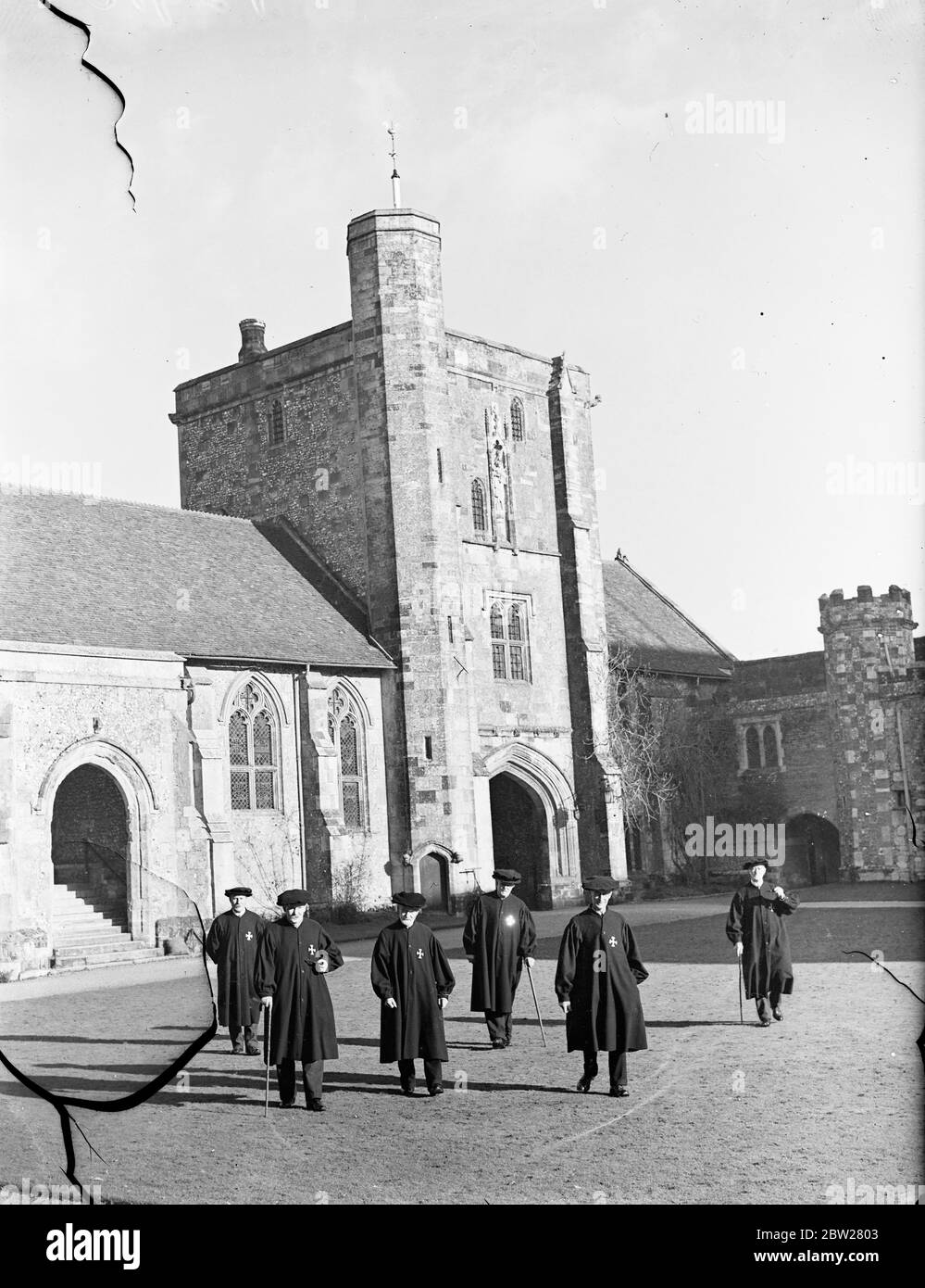 Wo gastfreundliche Sitte von acht Jahrhunderten überlebt. Kostenloses Ale und Brot für Wanderer. Das Überleben der alten Klöster, in denen die Wanderer Nahrung und Unterkunft für die Nacht erhielten, gibt es noch in der antiken Stadt Winchester, dem 800 Jahre alten Krankenhaus von St Cross, wo ein Horn von Ale und ein Stück Brot, kostenlos, Von jedem, der sich darum kümmert. Das Krankenhaus wurde 1136 gegründet, um dreizehn bedürftige Männer zu beherbergen und armen Wanderern, die an die Tore klopfen könnten, Essen und Trinken zu geben. Jetzt sind die Bewohner des Krankenhauses Nummer fünfzehn und sind bekannt als Brüder des heiligen Kreuzes Stockfoto