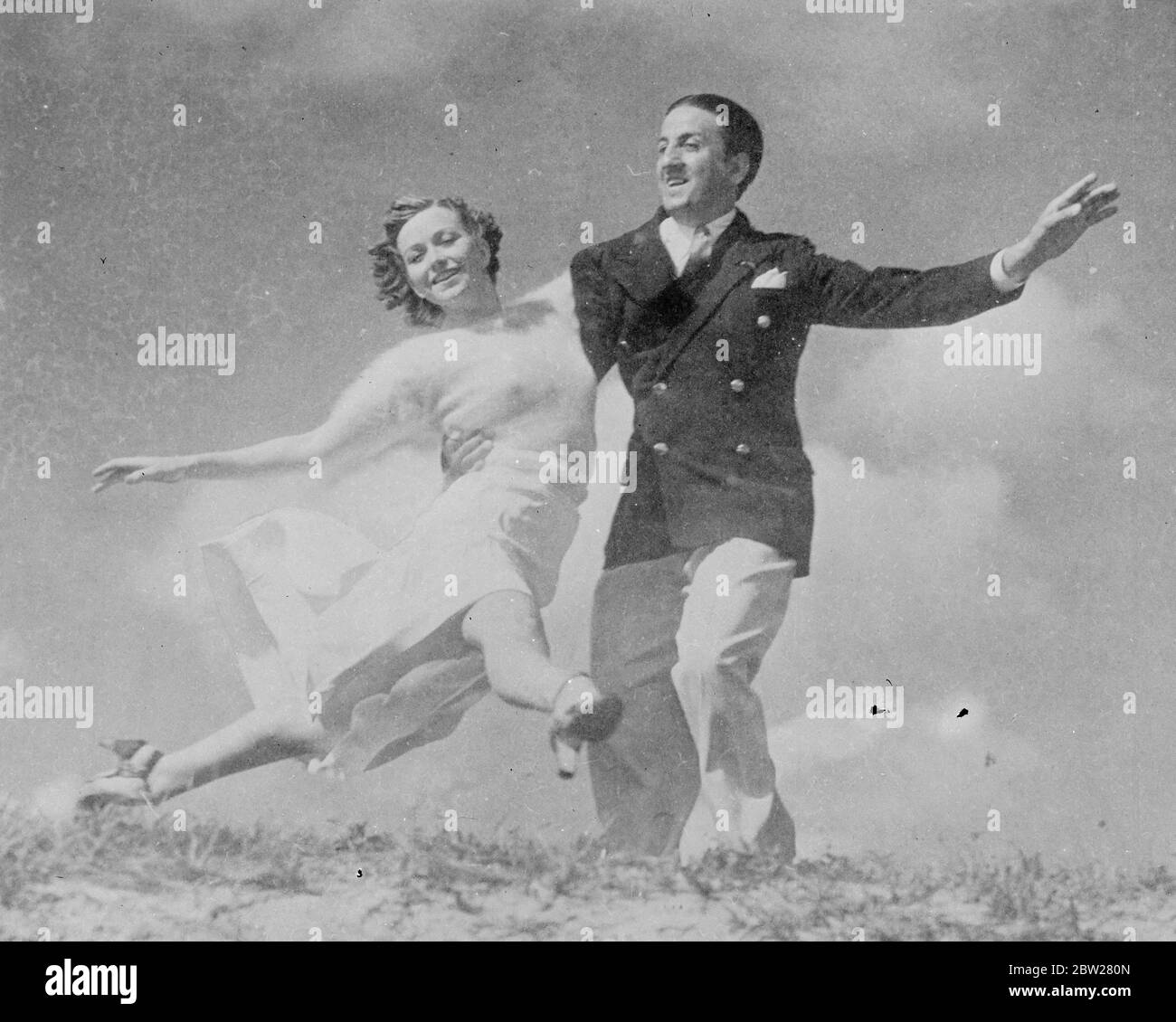 Sie tun es im Süden. Ramon und Renito, bekannte amerikanische Tänzer, zeigen ihre neueste Kreation, das "Ronrico", am Palm Beach, Kalifornien. Der Tanz ist bereits zu einem Wahnvorrat in den südlichen Vereinigten Staaten geworden. 23. Januar 1938 Stockfoto