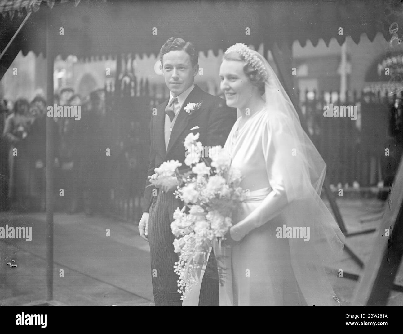 Walisischer Rugby-Nationalspieler, verheiratet in London. Dr. Jones Davies, der walisische Rugby-Internationale, war in der St. Clement Danes Kirche verheiratet, Strand zu Miss Nestor Jones. Foto zeigt, die Braut und Bräutigam verlassen die Kirche. 20. Januar 1938 Stockfoto