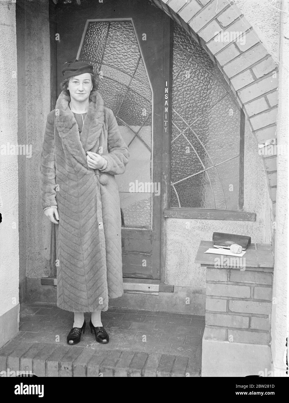 Haus von Richtern bestellt nach Frau Vorwürfe gegen Baugesellschaft inspiziert. Auf Befehl von Herrn Justice Bennett in der Chancery Division und Inspektion wurde in Nr. 81 Kingsway, West Wickham, Kent, Prozession von denen die Bradford durchgeführt. Die Dritte Gesellschaft für gerechte Baustellen fordert von Frau Elsy Florence Eva Borders. Frau Borders behauptete in ihrer Verteidigung, die Gesellschaft habe sie vorsätzlich und betrügerisch dazu verleitet, zu glauben, das Haus sei in Übereinstimmung mit den Statuten errichtet worden und aus guten Materialien und in einer effizienten und arbeitsmässigen Weise gebaut worden. Die Behauptungen bestritten durch Stockfoto