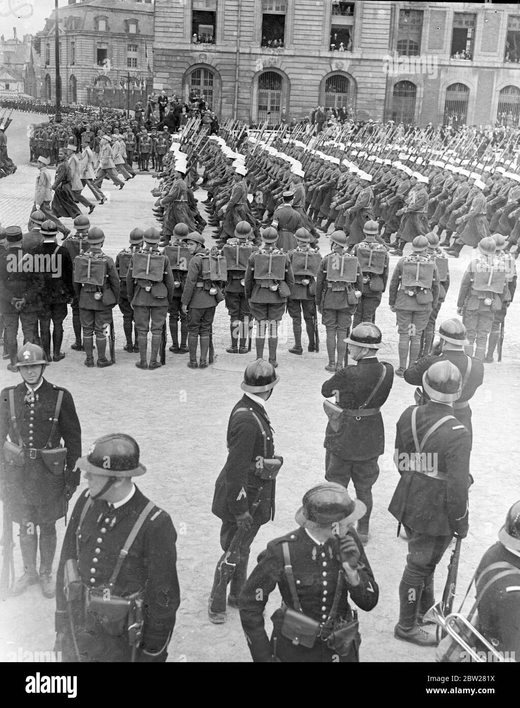 König geht nach der Militärparade zum Versailles Mittagessen. Der König, begleitet von Präsident Lebrun, begutachtete über 50,000 Männer der französischen Armee, einschließlich Kavallerie, mechanisierte und koloniale Abteilungen, bei einer Parade zu seinen Ehren in Versailles, Paris. Während einer Überprüfung flogen 600 Flugzeuge über die Decke. Nach der Überprüfung. Der König war Ehrengast bei einem Mittagessen im Spiegelsaal des ChÃ¢teau von Versailles. Foto zeigt, Kolonialtruppen marschieren in der Parade. 21 Juli 1938 Stockfoto