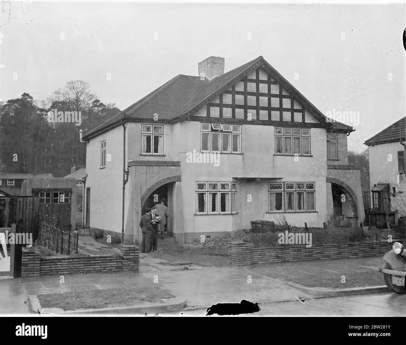Haus von Richtern bestellt nach Frau Vorwürfe gegen Baugesellschaft inspiziert. Auf Befehl von Herrn Justice Bennett in der Chancery Division und Inspektion wurde in Nr. 81 Kingsway, West Wickham, Kent, Prozession von denen die Bradford durchgeführt. Die Dritte Gesellschaft für gerechte Baustellen fordert von Frau Elsy Florence Eva Borders. Frau Borders behauptete in ihrer Verteidigung, die Gesellschaft habe sie vorsätzlich und betrügerisch dazu verleitet, zu glauben, das Haus sei in Übereinstimmung mit den Statuten errichtet worden und aus guten Materialien und in einer effizienten und arbeitsmässigen Weise gebaut worden. Die Behauptungen bestritten durch Stockfoto