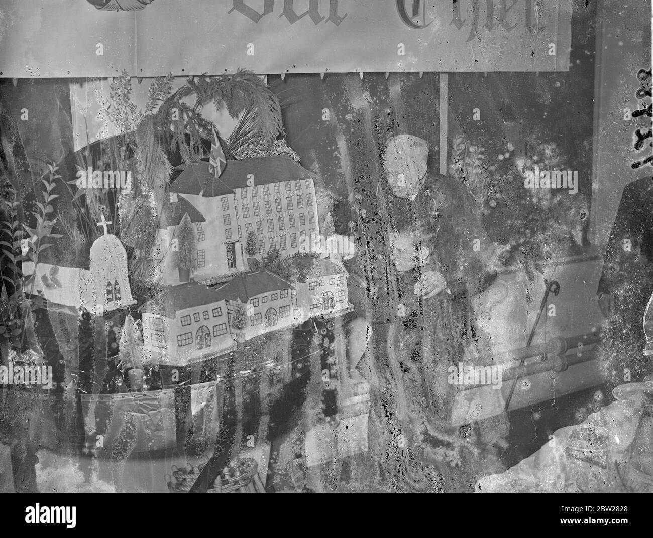 Präbendarium Carlile , Gründer und Leiter der Kirchenarmee feiert seinen 91. Geburtstag. Präbendary Carlile schneiden seinen Geburtstagskuchen mit Tom Dickinson, im Alter von 14, das jüngste Mitglied der Kirche Armee Personal. 14. Januar 1938 Stockfoto