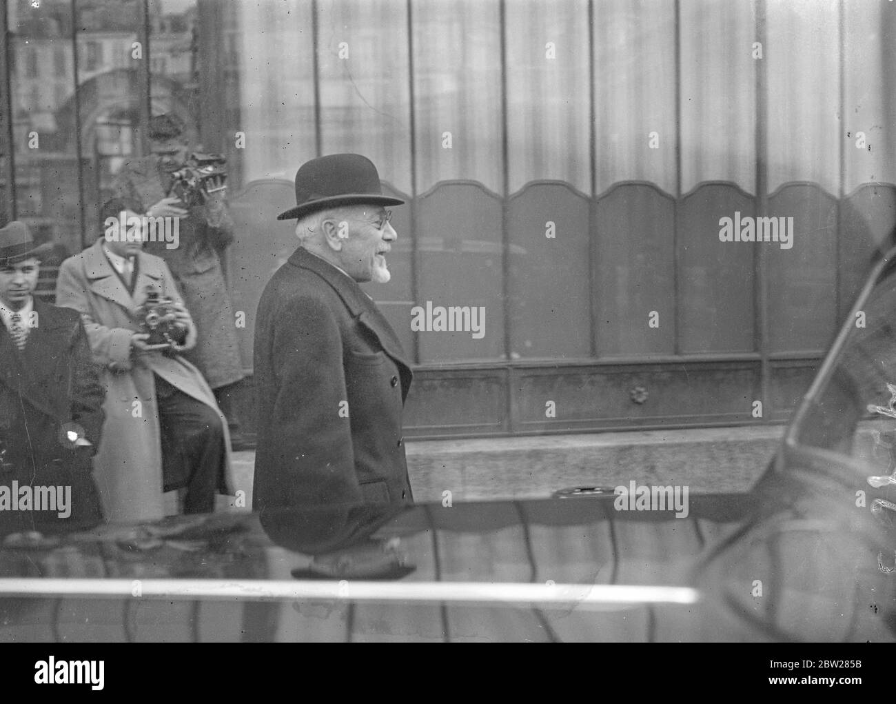 Die französische Regierung fällt, Premier weigert sich, ein neues Kabinett zu bilden. Frankreich ist nach dem plötzlichen Rücktritt des Ministeriums von M Camille Chautemps ohne Regierung. Der Premier hat die Einladung von Präsident Lebrun abgelehnt, ein neues Kabinett zu bilden. Das Ministerium wurde beendet, als die sozialistischen Minister ihren Rücktritt ankündigten. Es wird auch angenommen, dass die Volksfront jetzt beendet ist. Foto zeigt, dass der Präsident des französischen Senats, M. Jules Jeaneney, nach einer Konferenz über die Krise den Elysee-Palast in Paris verlässt. 14. Januar 1938 Stockfoto