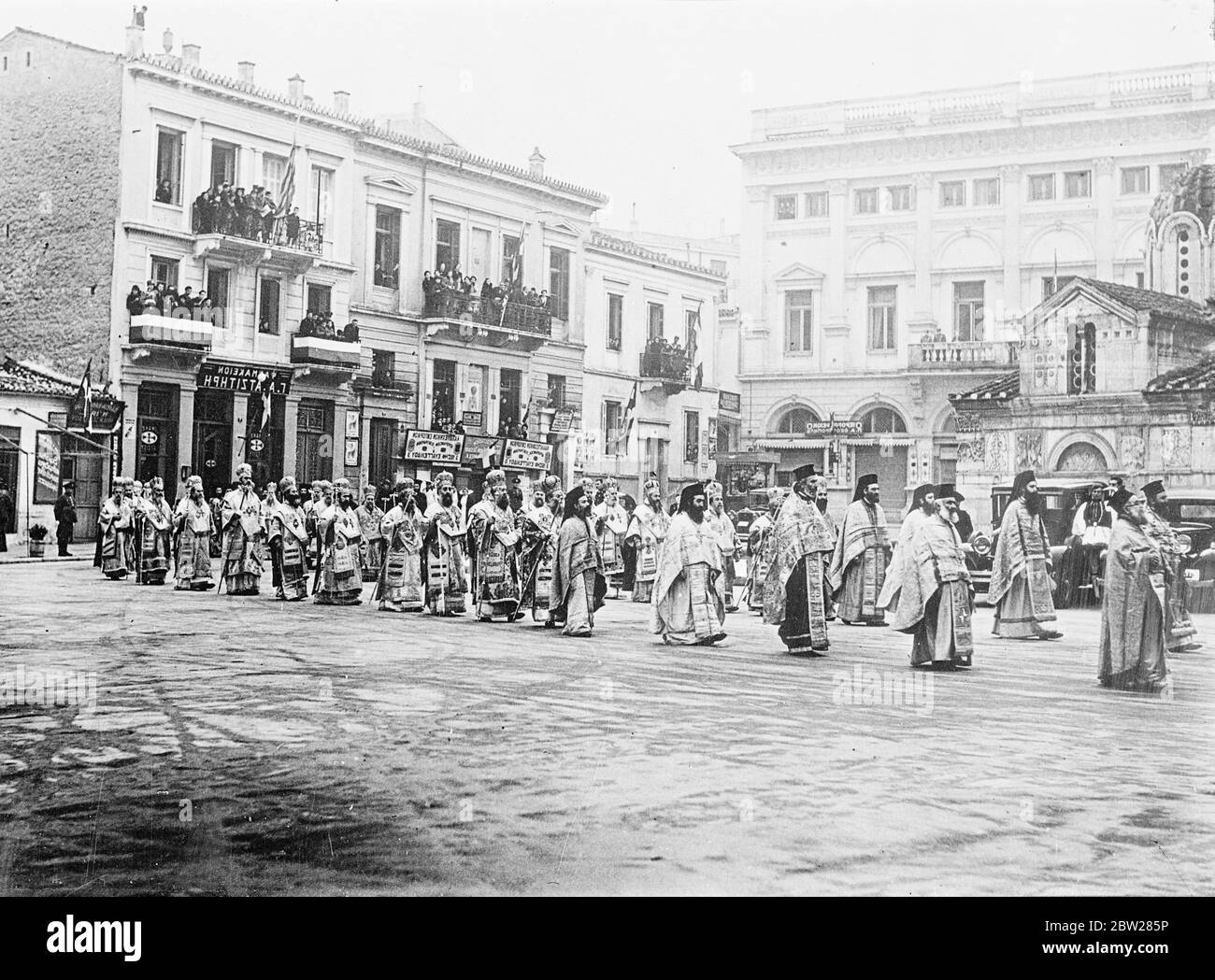 40 Bischöfe treten bei der Hochzeit von Prinz Paul und Prinzessin Frederika Luise in Athen in Kraft. In Anwesenheit des Königs von Griechenland und 55 Fürsten und Prinzessinnen fand die Hochzeit in der Athener Kathedrale des Kronprinzen Paul von Griechenland, Bruder des Königs, und Prinzessin Frederika Luise von Hannover statt. Foto zeigt die 40 Bischöfe, die bei der Zeremonie in der Kathedrale von Athen in Prozession zur Kathedrale amtierten. 11. Januar 1938 Stockfoto