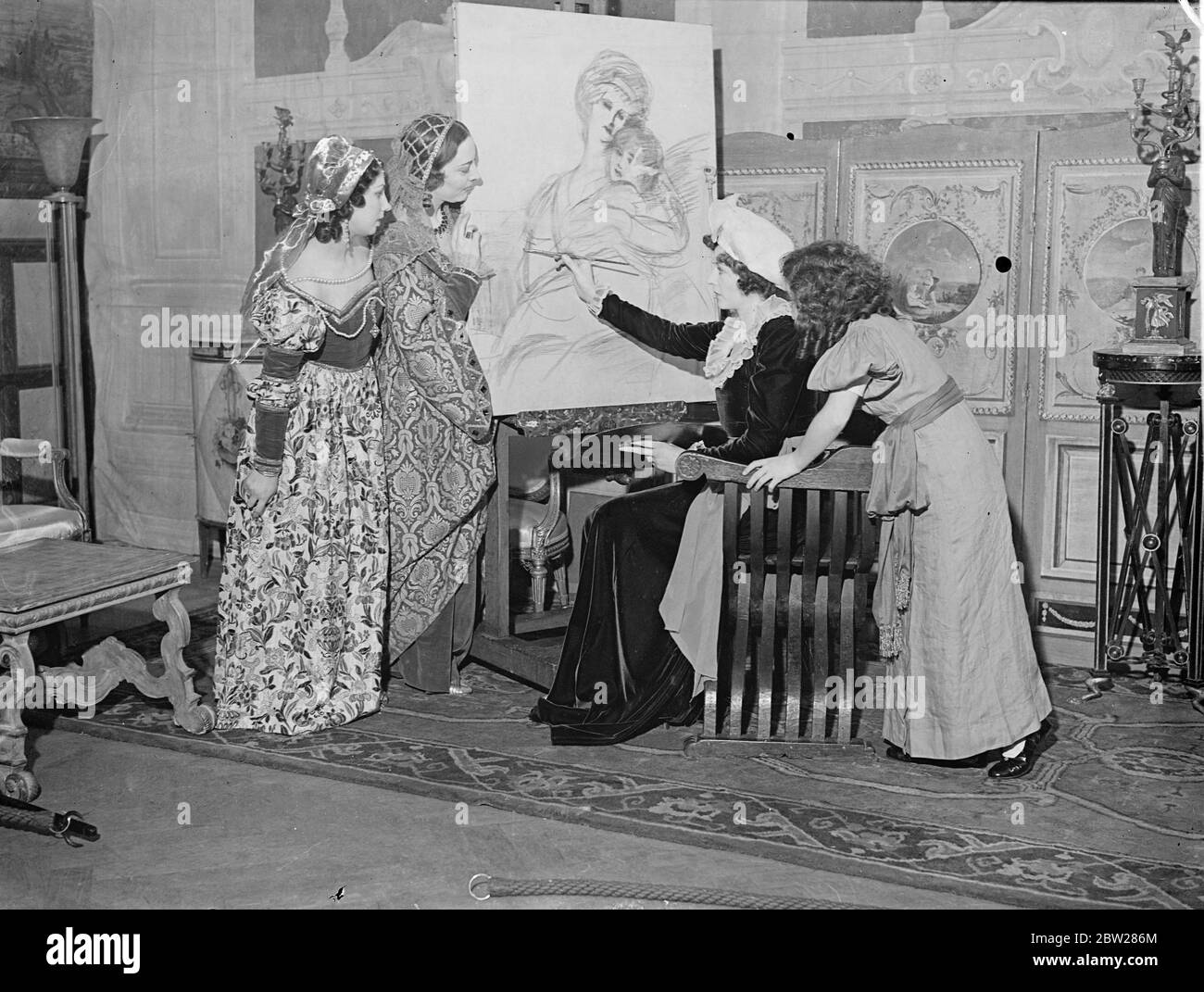 Schönheiten der Vergangenheit werden in London lebendig. Bekannte Frauen in Kostümen erscheinen als Schönheiten vergangener Tage im Palace of Beauty, der am Grosvenor Square in London eröffnet wurde, in Hilfe des Battersea General Hospital. Foto zeigt, von links nach rechts, Diana de Poitiers (Miss Zita Whitley) und Lucretia Borgia (Miss Snowden), die Madame Vigee Lebrun (Mrs Drooglever) und Tochter beobachten. 12. Januar 1938 Stockfoto