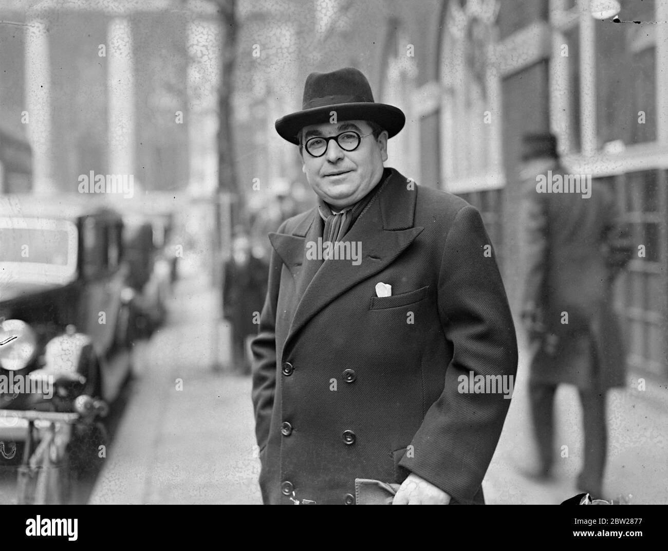 Lord Strabolgi verlässt nach der Boykottkonferenz in Japan. Eine gemeinsame Konferenz des Generalrats des Gewerkschaftskongresses und der Führungskräfte der Sozialistischen Partei und der Parliamentary Socialist Party, insgesamt etwa 60 Delegierte, fand im Transporthaus, Smith Square, Die Politik von 5 Millionen britischen Arbeitern im Umschlag von Gütern nach und von Japan zu entscheiden. Foto zeigt, Lord Strabolgi, nach der Konferenz verlassen. Januar 1938 Stockfoto