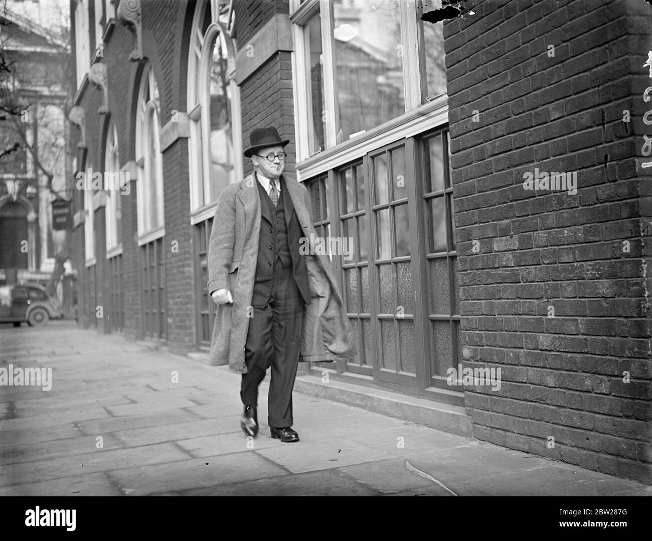 Herbert Morrison bei Japan Boykott Konferenz. Eine gemeinsame Konferenz des Generalrats des Gewerkschaftskongresses und der Führungskräfte der Sozialistischen Partei und der Parliamentary Socialist Party, insgesamt etwa 60 Delegierte, fand im Transporthaus, Smith Square, Die Politik von 5 Millionen britischen Arbeitern im Umschlag von Gütern nach und von Japan zu entscheiden. Foto zeigt Herrn Herbert Morrison, MP, Leiter des LCC, Ankunft im Transporthaus für die Konferenz. Januar 1938 Stockfoto