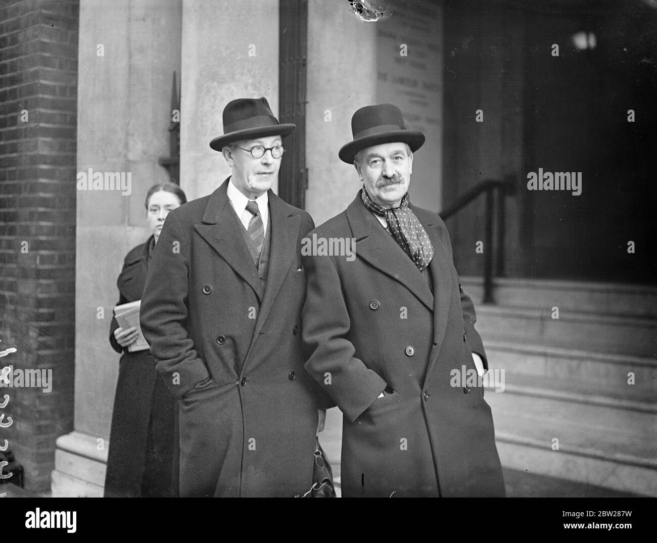 Parlamentsmitglied auf der Boykottkonferenz in London. Eine gemeinsame Konferenz des Generalrats des Gewerkschaftskongresses und der Führungskräfte der Sozialistischen Partei und der Parliamentary Socialist Party, insgesamt etwa 60 Delegierte, fand im Transporthaus, Smith Square, Die Politik von 5 Millionen britischen Arbeitern im Umschlag von Gütern nach und von Japan zu entscheiden. Foto zeigt, dass Arthur Greenwood, MP (links) und George Latham, Schatzmeister der Labour Party, zur Konferenz im Transporthaus angekommen sind. Januar 1938 Stockfoto