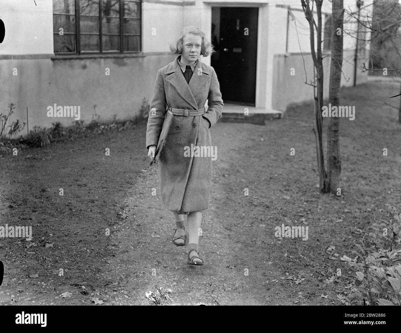 Mädchen wird etablierte Künstler mit 14. Tochter eines Künstlers. Ursula McCannell, Tochter des Künstlers Otway McCannell, ist mit 14 Jahren das jüngste Mitglied, das in den Women's International Art Club gewählt wurde. Sie ist zudem die jüngste Ausstellerin der Society of Women Artists. Ursula begann ihre Karriere vor sechs Jahren, indem sie ihre ersten Bemühungen ihren Eltern für Pennies verkaufte. Ein paar Jahre später, eines der Bilder realisiert Â£20. Ihr Vater ist Direktor der Farnham School of Art. Fotoausstellungen, Ursula McCannell in ihrem Farnham (Surrey) Haus. Januar 1938 Stockfoto