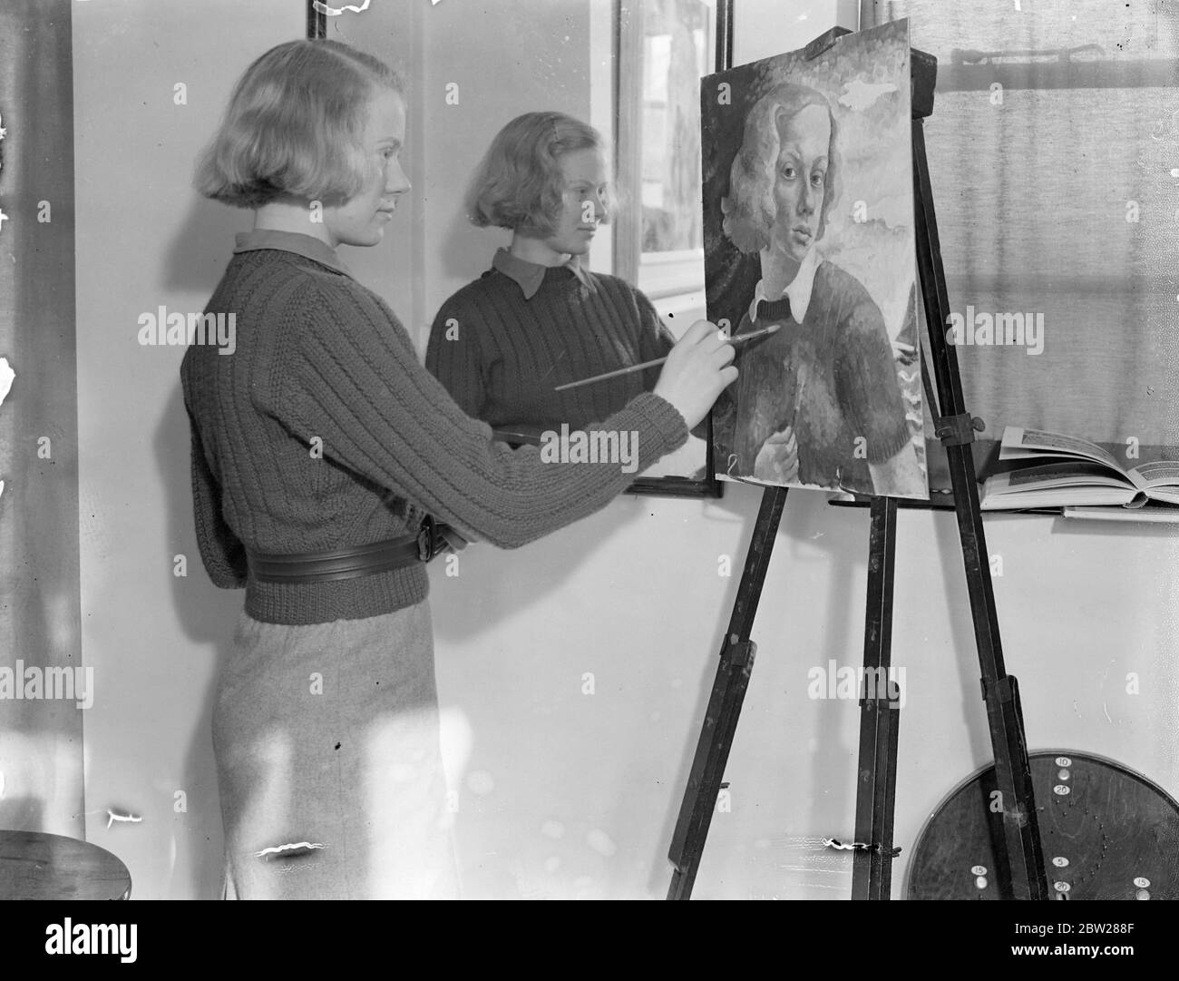 Mädchen wird etablierte Künstler mit 14. Tochter eines Künstlers. Ursula McCannell, Tochter des Künstlers Otway McCannell, ist mit 14 Jahren das jüngste Mitglied, das in den Women's International Art Club gewählt wurde. Sie ist zudem die jüngste Ausstellerin der Society of Women Artists. Ursula begann ihre Karriere vor sechs Jahren, indem sie ihre ersten Bemühungen ihren Eltern für Pennies verkaufte. Ein paar Jahre später, eines der Bilder realisiert Â£20. Ihr Vater ist Direktor der Farnham School of Art. Foto zeigt, Ursula McCannell malt in ihrem Farnham (Surrey)-Haus ein Selbstporträt mit einem Spiegel. Die po Stockfoto