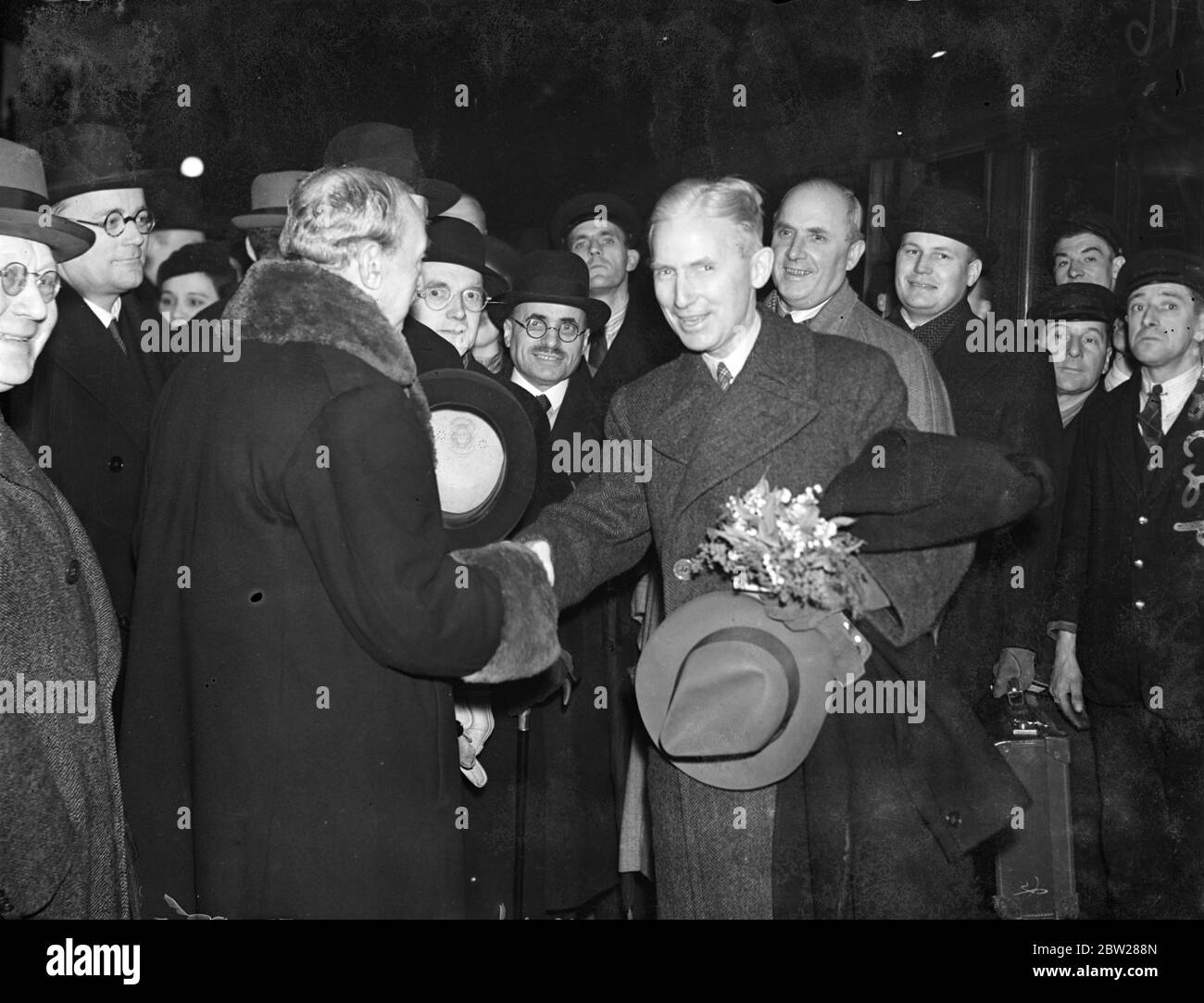 Neuer dänischer Minister kommt in London an. Graf Eduard Reventlow, ein entfernter Verwandter von Graf Haugwitz Reventlow, Ehemann von Barbara Hutton (Woolworth Erbin), kam am Bahnhof Liverpool Street an, um sein neues Amt als dänischer Minister in London zu übernehmen. Der Graf war früher Minister für Schweden, Außenminister in Kopenhagen und langjähriger Berater bei der dänischen Gesandtschaft in London. Foto zeigt, Graf Eduard Reventlow bei der Ankunft in Liverpool Street, London empfangen. Januar 1938 Stockfoto