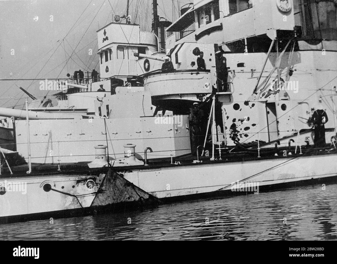 Erste Originalbilder von amerikanischen und britischen Gumbo-Angriffen in Yangtse. Die Schale ist beschädigt. Diese heute Abend (Montag) in London aufgenommenen Fotografien sind die ersten Originalbilder, die in England von der Bombardierung des amerikanischen Kanonenbootes "Panay", das von japanischen Flugzeugen in der Nähe von Hohsien, 29 Meilen von Nanking, versenkt wurde, und des britischen Kanonenbootes "Ladybird", das von japanischen Landbatterien in der Nähe von Nanking beschossen wurde, erhalten wurden. Eine Bewertung wurde getötet und mehrere andere verletzt in "Ladybird" und das Schiff wurde auf der Wasserlinie getroffen. Pumpen mussten ständig gearbeitet werden, um sie über Wasser zu halten. Foto zeigt, die beschädigte 'Ladybi Stockfoto