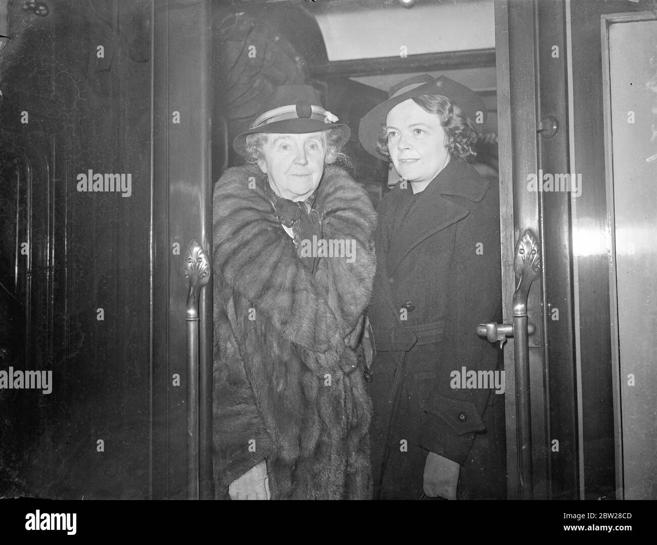 Dame Margaret und Miss Lloyd George gehen zu Herrn Lloyd George an der Riviera. Goldene Hochzeitsfeiern. Dame Margaret Lloyd George und ihre Tochter, Miss Megan Lloyd George, MP, verließen Victoria Station, um David Lloyd George in Cannes zu begleiten. Lloyd George und Dame Margaret feiern ihre Goldene Hochzeit am 24. Januar, und die Familie feiert ein großes Wiedersehen an der Riviera. Foto zeigt Dame Margaret Lloyd George und Miss Megan Lloyd George, MP, bei der Abfahrt von Victoria Station. 11. Januar 1938 Stockfoto