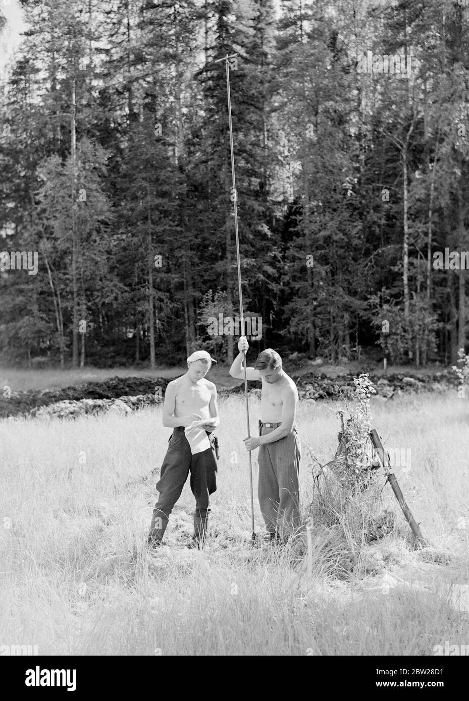 Die größten Förster der Welt. Finnland - Finnisches Alltagsleben Waldakademie Korkeakoski 1939 aus einer Serie Diese Männer bauten die Mannerheim-Linie - die finnische Zone der Grenzbefestigungen wurde vollständig von der finnischen Bevölkerung entworfen und gebaut. Finnische Ingenieure begannen die Arbeit auf der Linie im Jahr 1937, aber es war nicht bis in diesem Sommer im Jahr 1939, dass die Arbeiten beschleunigt und abgeschlossen. Dann, im Bewusstsein der Gefahren einer schwachen Grenze, gaben junge finnische Männer und Studenten ihre Sommerferien auf, um freiwillig beim Bau von Panzerfallen und Befestigungsanlagen zu helfen. Stockfoto