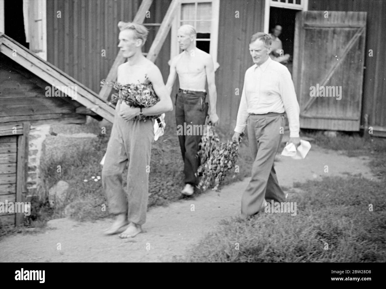 Farmers Finland - Finnish Daily Life Forest Academy of Korkeakoski 1939 aus einer Serie Diese Männer bauten die Mannerheim Linie - die finnische Zone der Grenzbefestigungen wurde vollständig von der finnischen Bevölkerung entworfen und gebaut. Finnische Ingenieure begannen die Arbeit auf der Linie im Jahr 1937, aber es war nicht bis in diesem Sommer im Jahr 1939, dass die Arbeiten beschleunigt und abgeschlossen. Dann, im Bewusstsein der Gefahren einer schwachen Grenze, gaben junge finnische Männer und Studenten ihre Sommerferien auf, um freiwillig beim Bau von Panzerfallen und Befestigungsanlagen zu helfen. Stockfoto