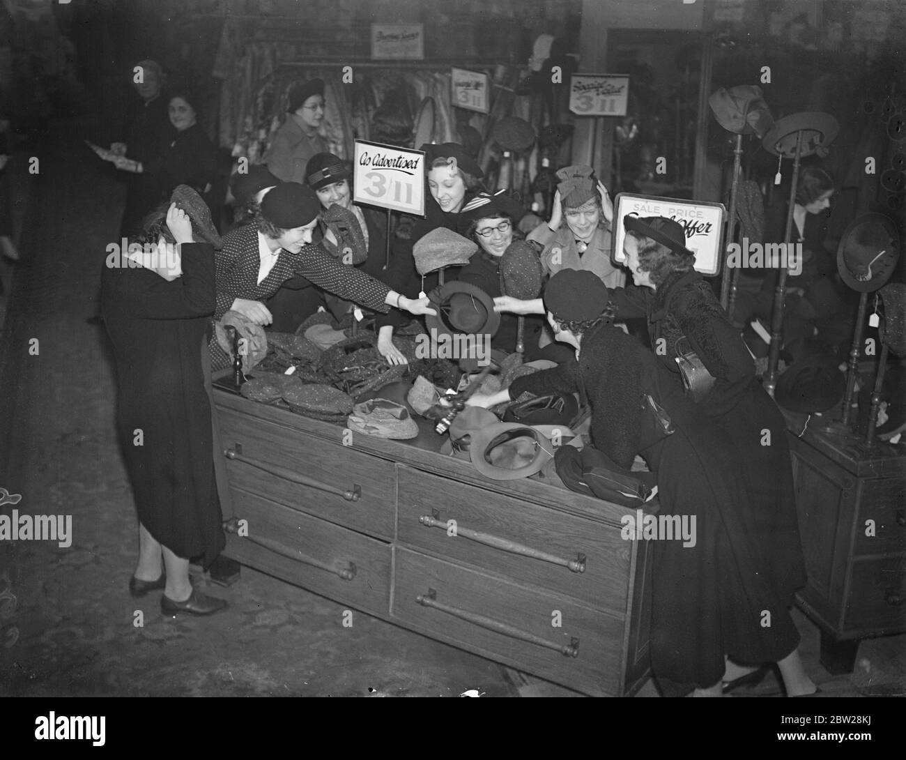 Der Verkaufskampf ist in den Londoner Geschäften. Tausende von scharf abgewinkelten Schnäppchenjägern sind jetzt in ihrem jährlichen Gedränge in den großen Londoner Geschäften, wo die Verkäufe geschehen sind. Foto zeigt, der Kampf um dieses Schnäppchen in Barkers, Kensington. 29 Dezember 1937 Stockfoto