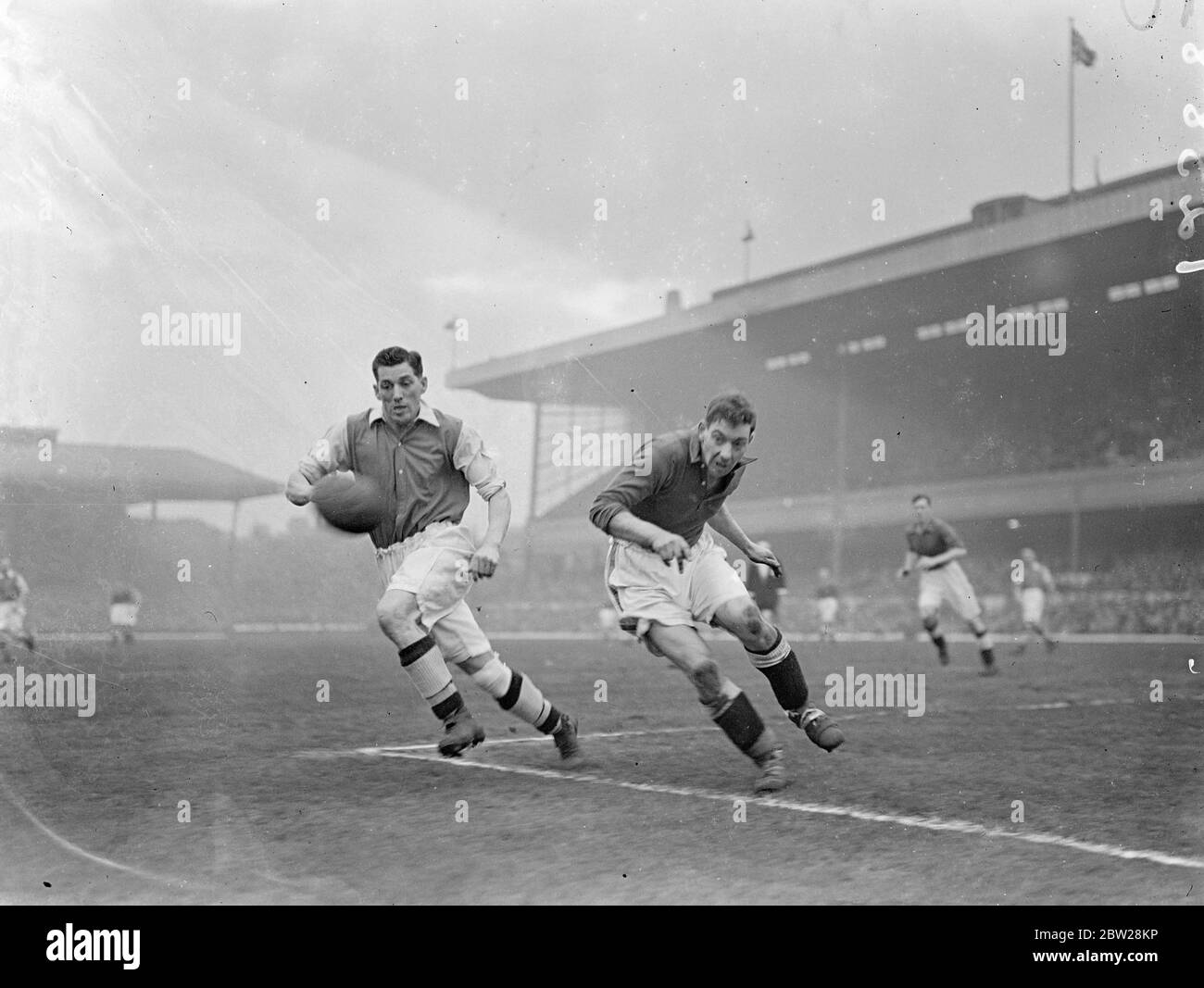 Rennen um den Ball in Highbury. Arsenal traf Everton in einem ersten Division Match in Highbury, London. Foto zeigt, Alf Kirchen von Arsenal und Jack Jones, Everton zurück, Rennen um den Ball 1. Januar 1938 Stockfoto