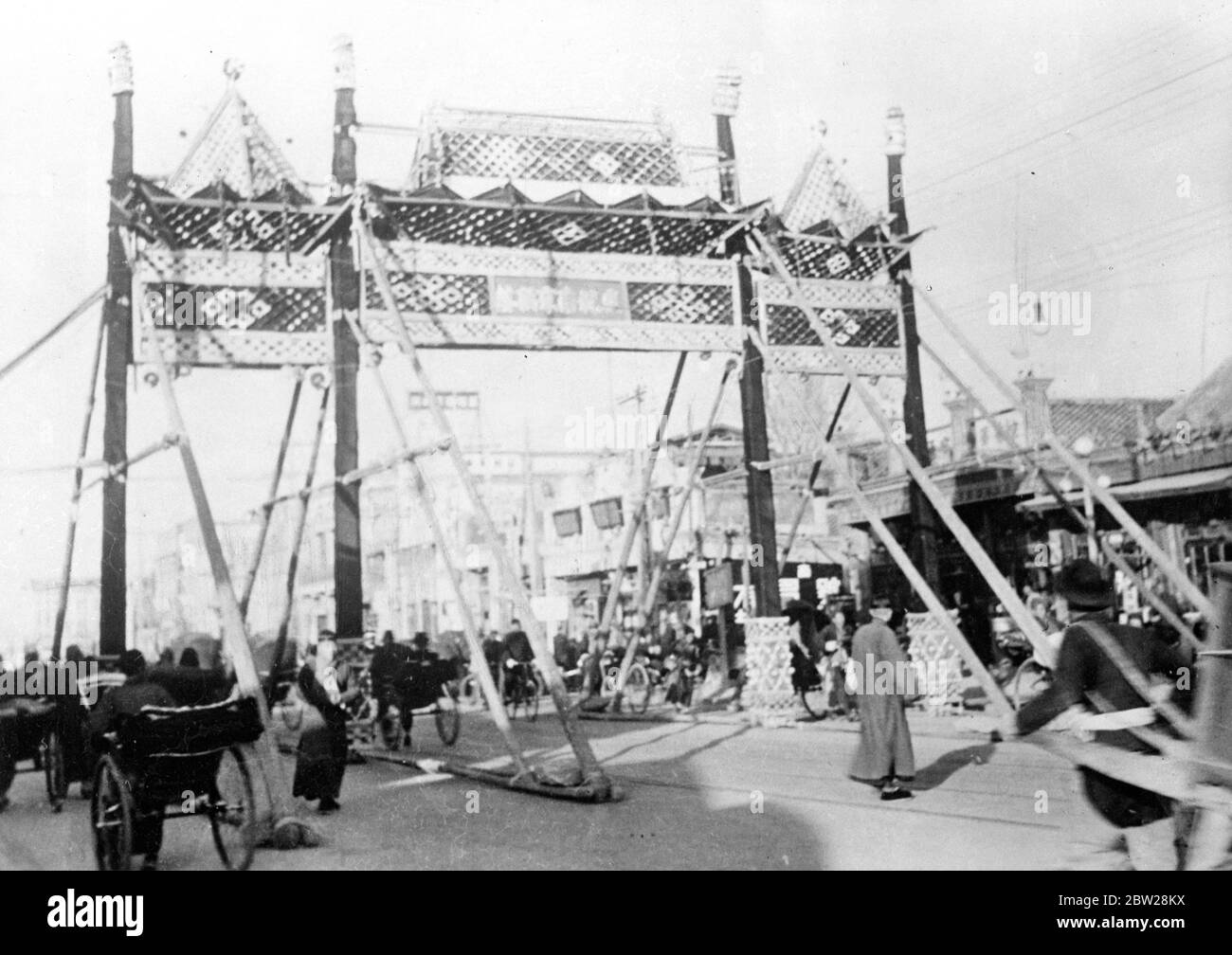 Japan gründet in Peking eine Marionettenregierung, auf den ersten Bildern. Dies sind die ersten Bilder, die in England von den Feierlichkeiten im Zusammenhang mit der Errichtung eines neuen Regimes in Peking durch die japanische Regierung erhalten wurden. Chinesen, die entweder in Japan ausgebildet oder mit pro-japanischen Sympathien, wurden in Position der Autorität in der Regierung gesetzt. Foto zeigt, ein Triumphbogen im Zusammenhang mit den Feierlichkeiten des neuen Regimes in Peking errichtet. Bild aufgenommen am 14. Dezember, dem Tag der Zeremonie. Januar 1938 Stockfoto