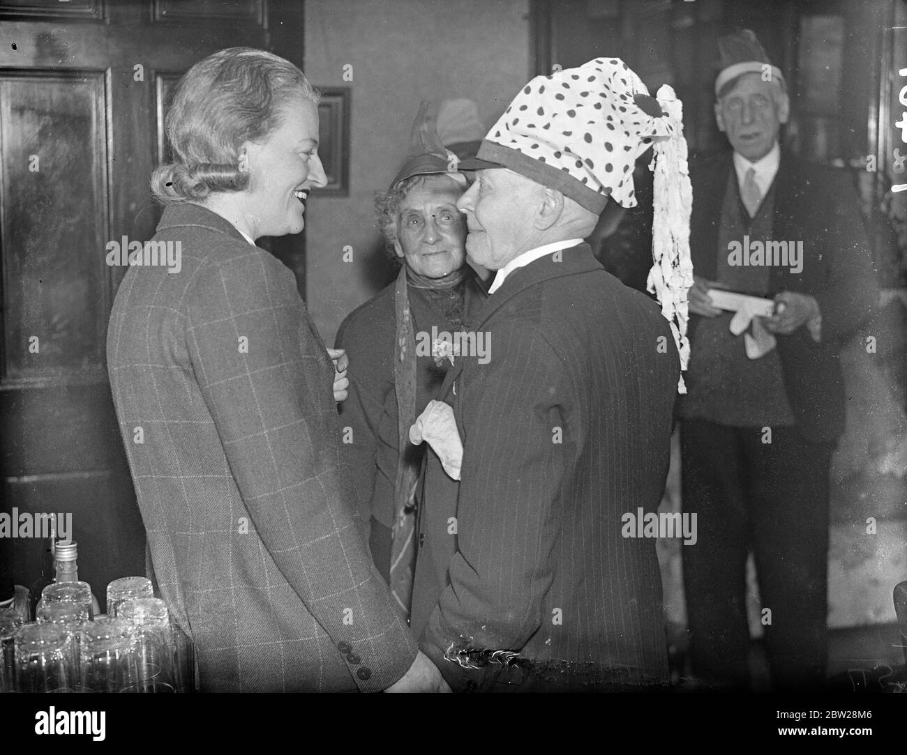 Gracie Fields. Unterhalten von Bühne 'Old-Timers' auf der New Years Party. Gracie Fields, der in der Liste der Neujahrshonors mit dem CBE ausgezeichnet wurde, will Fyffe, der schottische Komiker und andere Bühnenpersönlichkeiten wurden von erfahrenen Varieté-Künstlern bei der Neujahrsfeier in Brinksworth unterhalten, dem malerischen Twickenham-Heim für gealterte Bühnenvolker. 120 'Oldtimer' waren auf der Party. Gracie Fields fand Zeit, um die diejenigen, die nach Hollywood in Kürze verlassen zu besuchen. Foto zeigt, Gracie Fields, im Gespräch mit Sailor Lewis, 80 Jahre alt, war er ein nautischer Komiker und Champion Hornpipe Tänzer 50 Jahren. Stockfoto Gracie Fields. Unterhalten von Bühne 'Old-Timers' auf der New Years Party. Gracie Fields, der in der Liste der Neujahrshonors mit dem CBE ausgezeichnet wurde, will Fyffe, der schottische Komiker und andere Bühnenpersönlichkeiten wurden von erfahrenen Varieté-Künstlern bei der Neujahrsfeier in Brinksworth unterhalten, dem malerischen Twickenham-Heim für gealterte Bühnenvolker. 120 'Oldtimer' waren auf der Party. Gracie Fields fand Zeit, um die diejenigen, die nach Hollywood in Kürze verlassen zu besuchen. Foto zeigt, Gracie Fields, im Gespräch mit Sailor Lewis, 80 Jahre alt, war er ein nautischer Komiker und Champion Hornpipe Tänzer 50 Jahren. Stockfoto