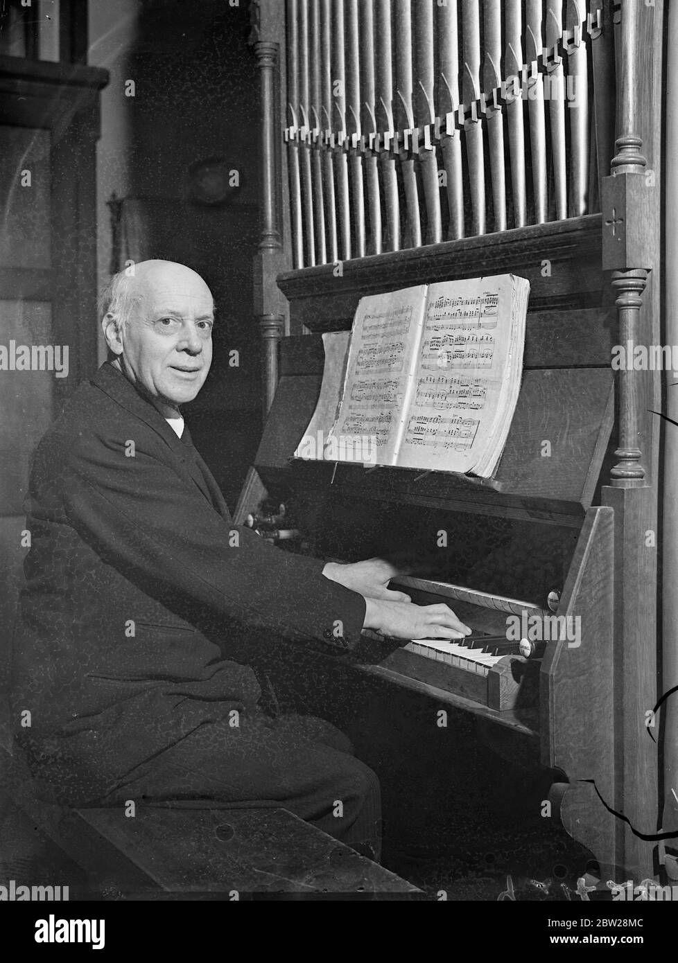 London Kirche Organist zu erhalten Ärzte Abschluss von Primas. Der Erzbischof von Canterbury, Dr. Cosmo Gordon lang, hat seine Absicht angekündigt, Herrn Walter Vale, Organist an der All Saints Church, Margaret Street, den Grad des Doktors der Musik für 30 Jahre zu überbringen. Das Recht, Ärzte Abschluss auf allen Fakultäten, sowie ein MA-Abschluss, ist in der Erzbischof durch die "Peter's Pence" Akt, in der Zeit von Henry VIII. Übertragen Herr Vale wird am 10. Januar den Abschluss im Lambeth Palace erhalten. Foto zeigt, Herr Walter Vale an der Orgel. Januar 1938 Stockfoto