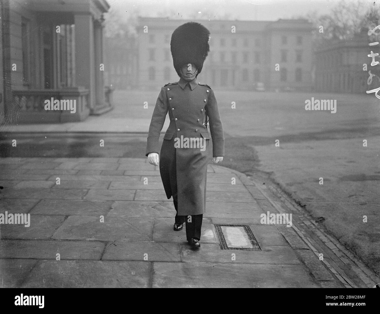 Neuer Leiter der Musik der Welsh Guards. Bandmaster TS Chandler, LRAM, ARCM, von der Band des Royal Tank Corps und, wurde zum Direktor der Musik, Walisische Garde in Folge Major A Harris, MVO, LRAM, der in den Ruhestand. Foto zeigt, Bandmaster T S Chandler fotografiert in Wellington Barracks nach der Ankündigung seiner Ernennung. Januar 1938 Stockfoto