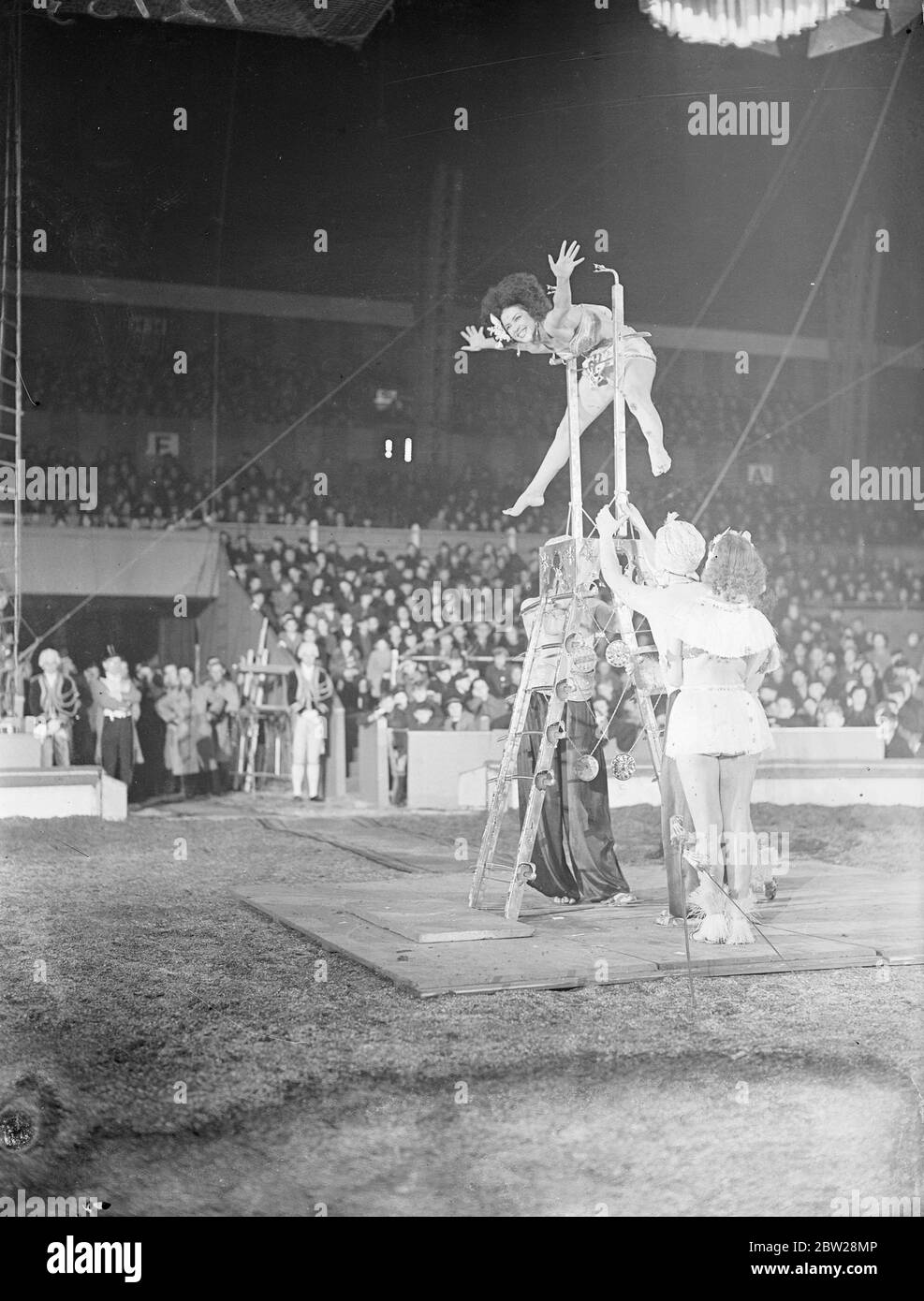 Die einzige Frau der Welt, Fakir, erschien im Londoner Zirkus. Der einzige weibliche Yoghi der Welt tritt im Bertram Mills, Christmas Circus auf, der im Londoner Olympia eröffnet wird. Koringa kann barfuß die Leiter der Schwerter tanzen, auf gebrochenem Glas ruhen und den Körper durchbohren, ohne Blut zu ziehen. Ein Teil der Handlung ist, in Sand begraben werden. Foto zeigt, Koringa über einem Schwert nach dem Klettern die Leiter der scharfen Klingen schwebte ihre Tat.. 21 Dezember 1937 Stockfoto