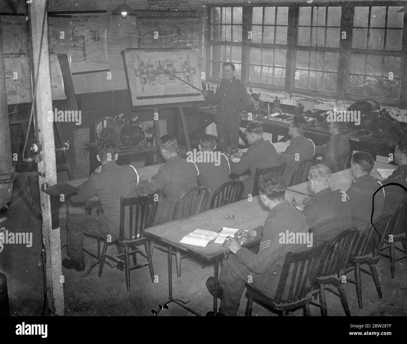 Ausbildung junger Männer für die mechanisierte Armee. Traktor und Tank Anleitung bei Woolwich Arsenal.. Diese Bilder, die vermutlich die ersten im Woolwich Arsenal seit dem Krieg gemacht wurden, zeigen die intensive Ausbildung junger Männer, die aus verschiedenen Artillerieeinheiten als Ausbilder für die neue mechanisierte britische Armee ausgewählt wurden. Im Arsenal, dem am meisten bewachten Platz des Imperiums, stürzen diese Männer wie Traktoren, riesige Panzer und schwere Lastwagen mit sechs Rädern mit gleicher Funktion in steilen 45Â-Steigungen. Es gab umfangreiche Kurse über die Wartung von Tanks und Kraftfahrzeugen und nach ihrer Zeit der Zug Stockfoto