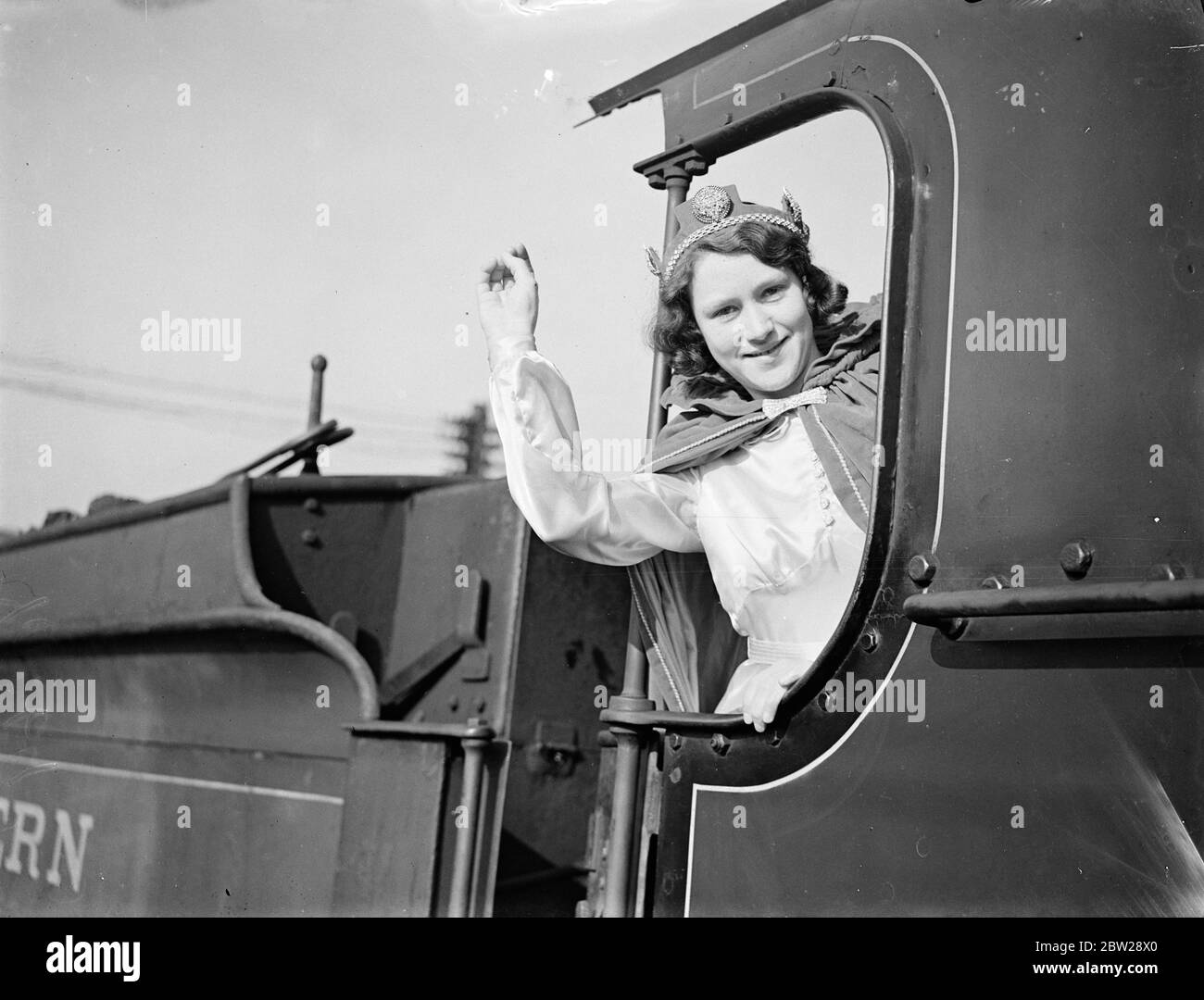 Faversham wählt 15 1/2-jährige Mädchen als ersten 'Eisenbahnanspruch'. 15 die 1/2-jährige Miss Lily Sparrow wurde von Faversham, Kent, als erste Eisenbahnkönigin gewählt, die 1938 den Titel "All England Railway Queen" erhalten hat. Nachdem sie von der Frau der Faversham Stationmaster, Frau W Robins, gekrönt wurde, nimmt sie an der jährlichen Karnevalsprozession Teil. November 1937 Stockfoto