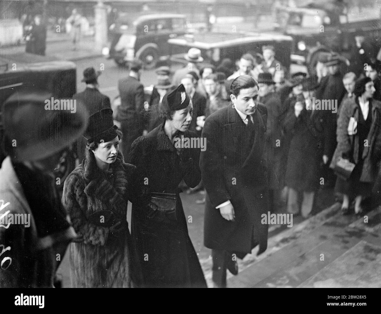 Schauspielerinnen bei der Gedenkfeier für Lillian Baylis. Führende Persönlichkeiten der Theaterwelt besuchten die Gedenkfeier für Miss Lillian Baylis vom Alten Vic in der Kirche St. Martins in the Fields, Trafalgar Square. Foto zeigt, Miss Flora Robson, die Schauspielerin (rechts) und Miss Jill Esmond, Schauspielerin, Ankunft für den Service. Dezember 1937 Stockfoto