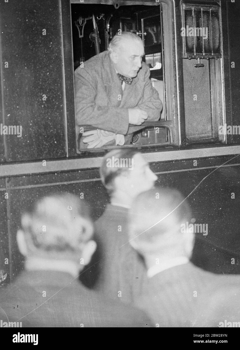 Der italienische Botschafter verlässt Paris auf "unbefristete Abwesenheit". Signor Vittario Cerruti, der italienische Botschafter in Paris, verließ Paris, um nach Rom zurückzukehren, um "unbefristete Abwesenheit" zu haben. Eine Anklage d'affaire amtierend jetzt in der Botschaft. Es wird angenommen, dass Signor Cerruti, wurde von Signor Mussolini aufgrund der unbefriedigenden Zustand der Französisch italienischen Beziehungen. Gründe dafür sind eine Rede von M Edouard Herriot, die dem Duce missfiel, und die Tatsache, dass der französische Botschafter in Italien noch nicht seinen Posten abgegeben hat. Foto zeigt, Signor Vittario Cerruti in seinem Kutschenfenster, als er ging Stockfoto