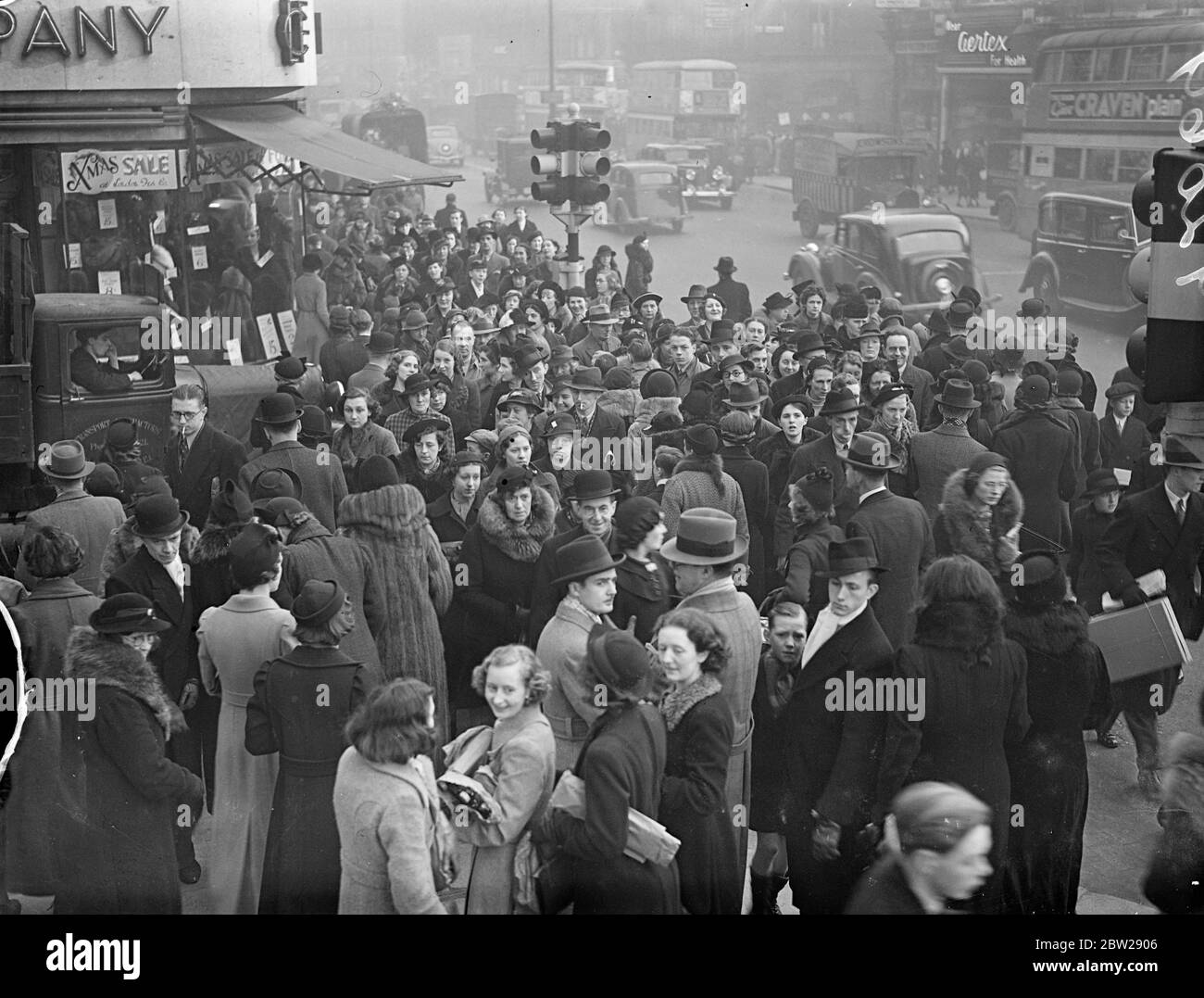 West End Shopping-Rush auf seinem Höhepunkt nur eine Woche bis Weihnachten. Mit Weihnachten, nur eine Woche entfernt, sind die Straßen des West End voll mit Shopping Massen. Foto zeigt, die enorme Menge von Käufern in Oxford Street. 18 Dezember 1937 Stockfoto