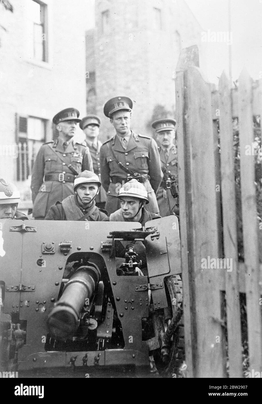 König Leopold geht durch einen Nebelwand. König Leopold von den Belgiern, nimmt an den großen Manövern der belgischen Armee im Bezirk Namur Teil. Foto zeigt, König Leopold mit Schützen bei den Manövern. Links ist General Denis, der Kriegsminister. 28. Oktober 1937 Stockfoto